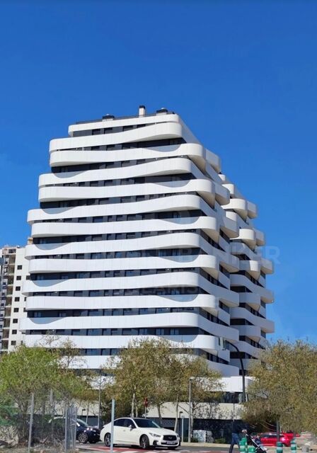 Appartement spacieux avec piscine, garage et excellentes parties communes