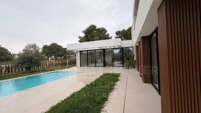 Prächtige moderne Villa zur jährlichen Miete in der renommierten La Cala Urbanization