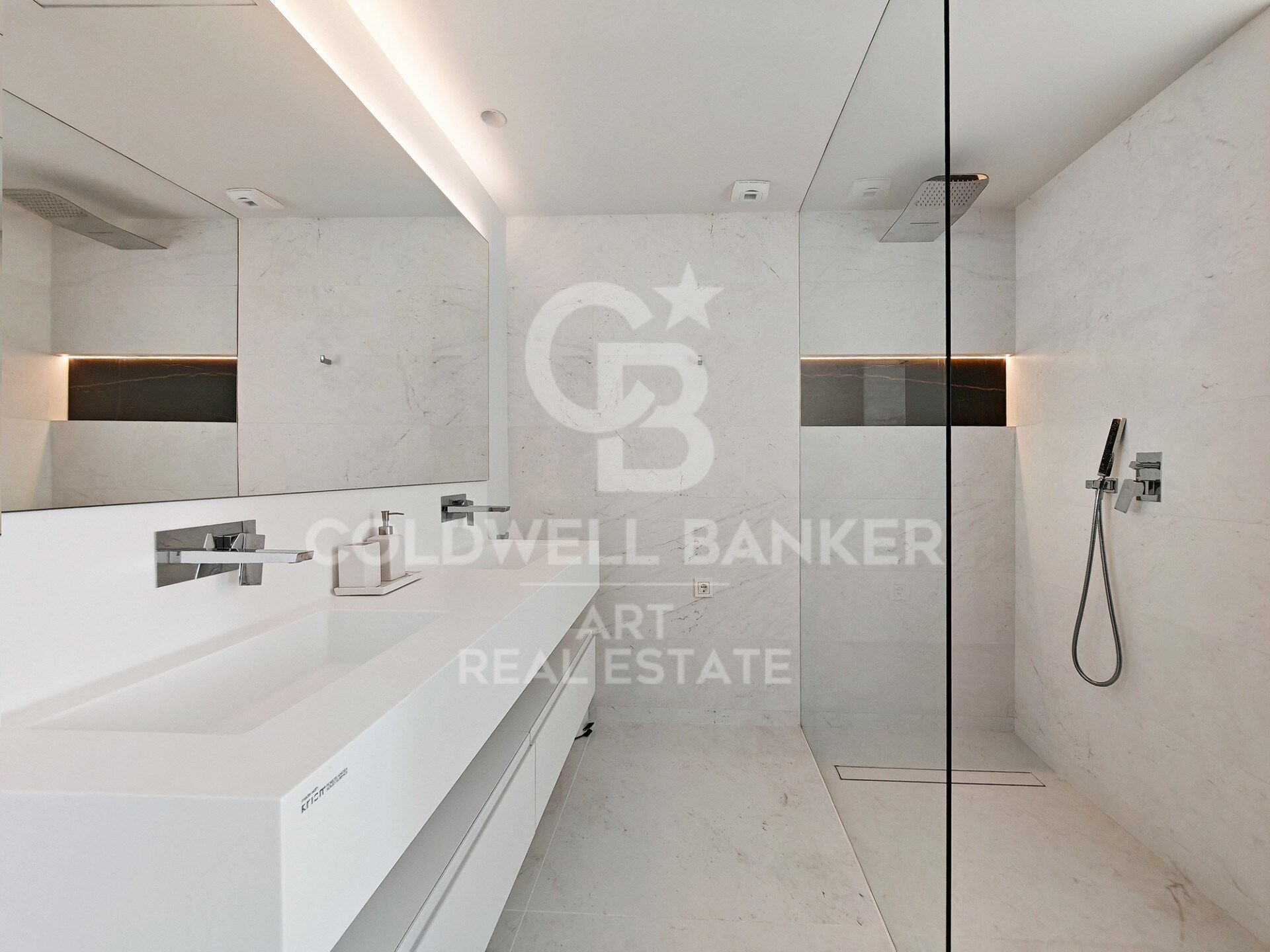 Appartement au rez-de-chaussée avec grand jardin, terrasse et vue imprenable sur la mer à Palo Alto.