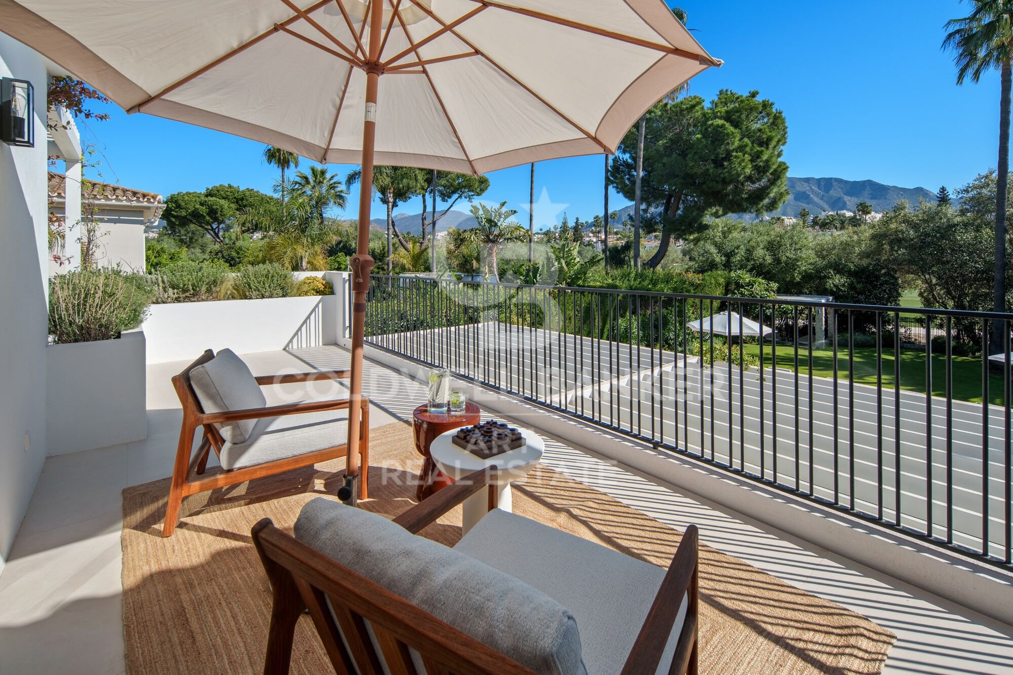 Villa contemporánea en primera línea de Golf en Nueva Andalucía