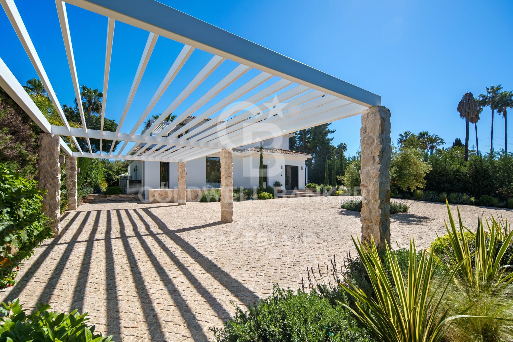 Villa contemporaine en première ligne de golf à Nueva Andalucía.