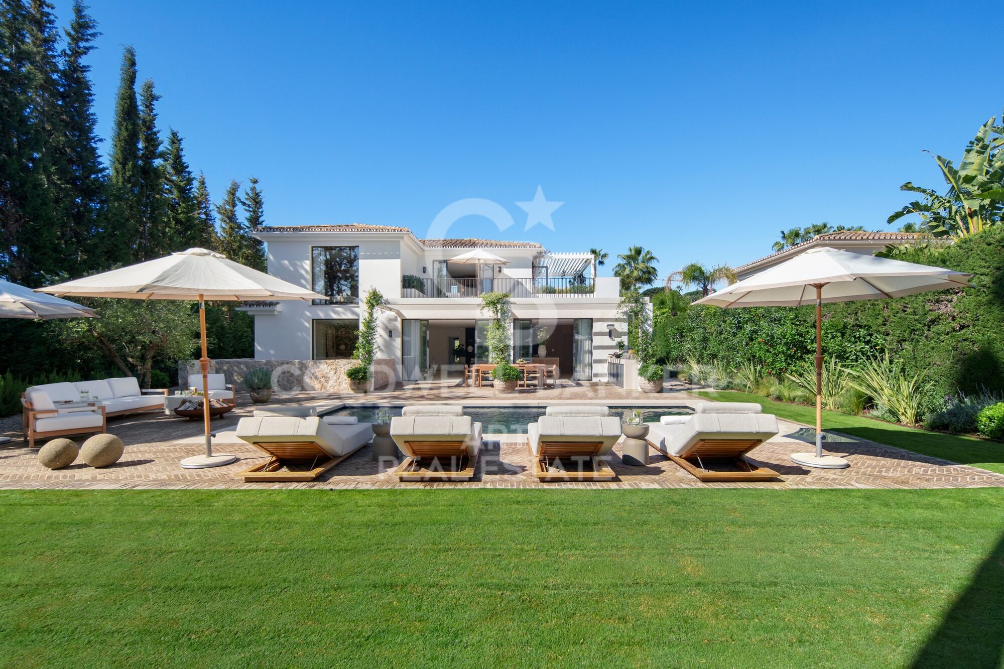 Villa contemporaine en première ligne de golf à Nueva Andalucía.