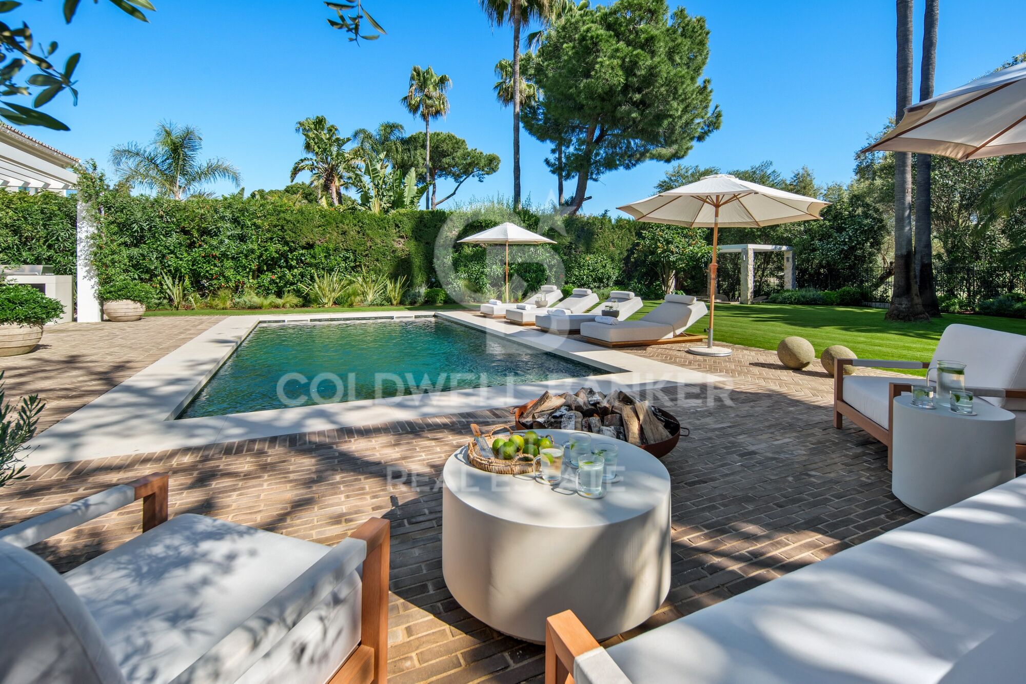Contemporary frontline golf villa in Nueva Andalucía.