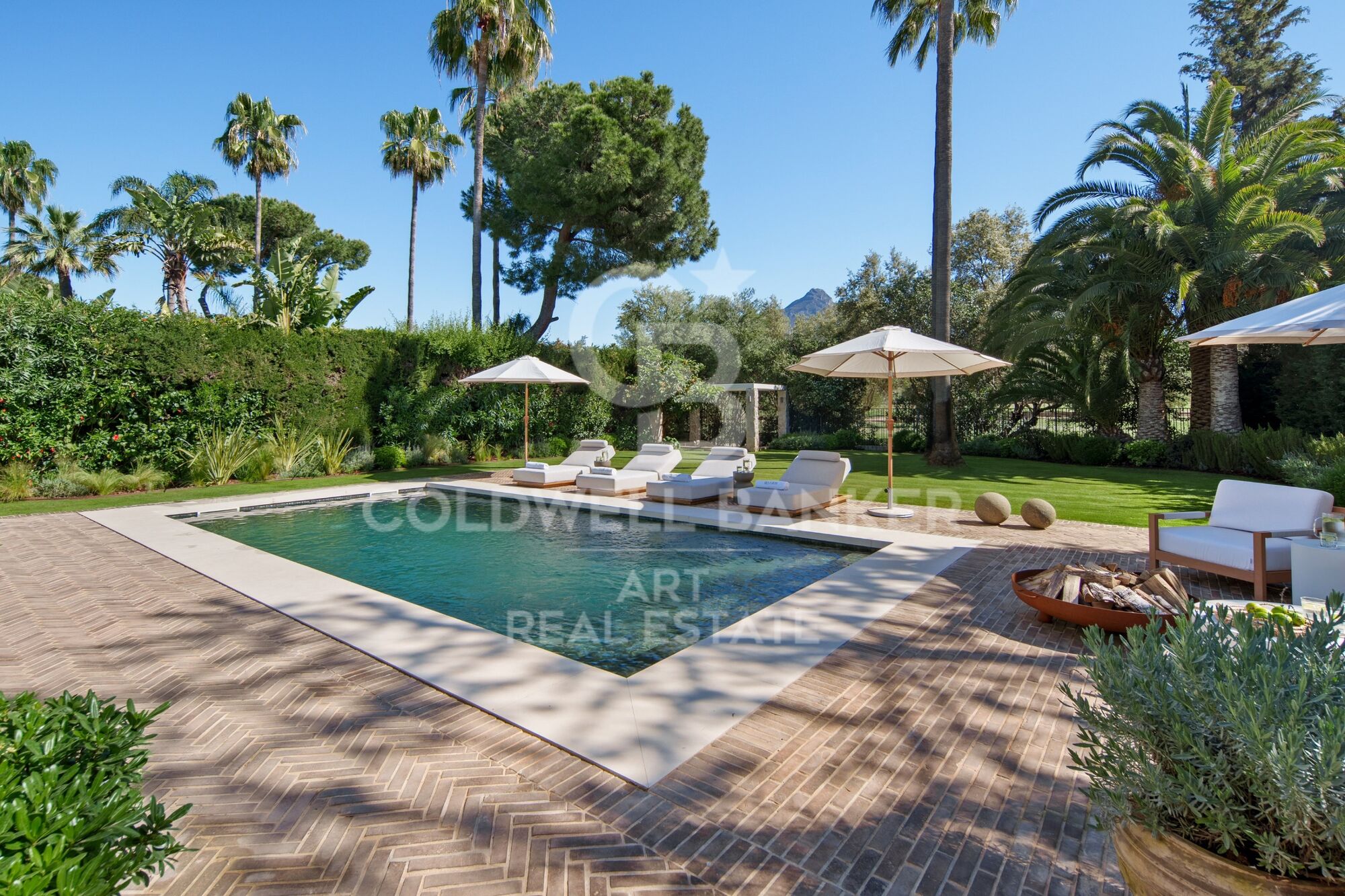 Contemporary frontline golf villa in Nueva Andalucía.
