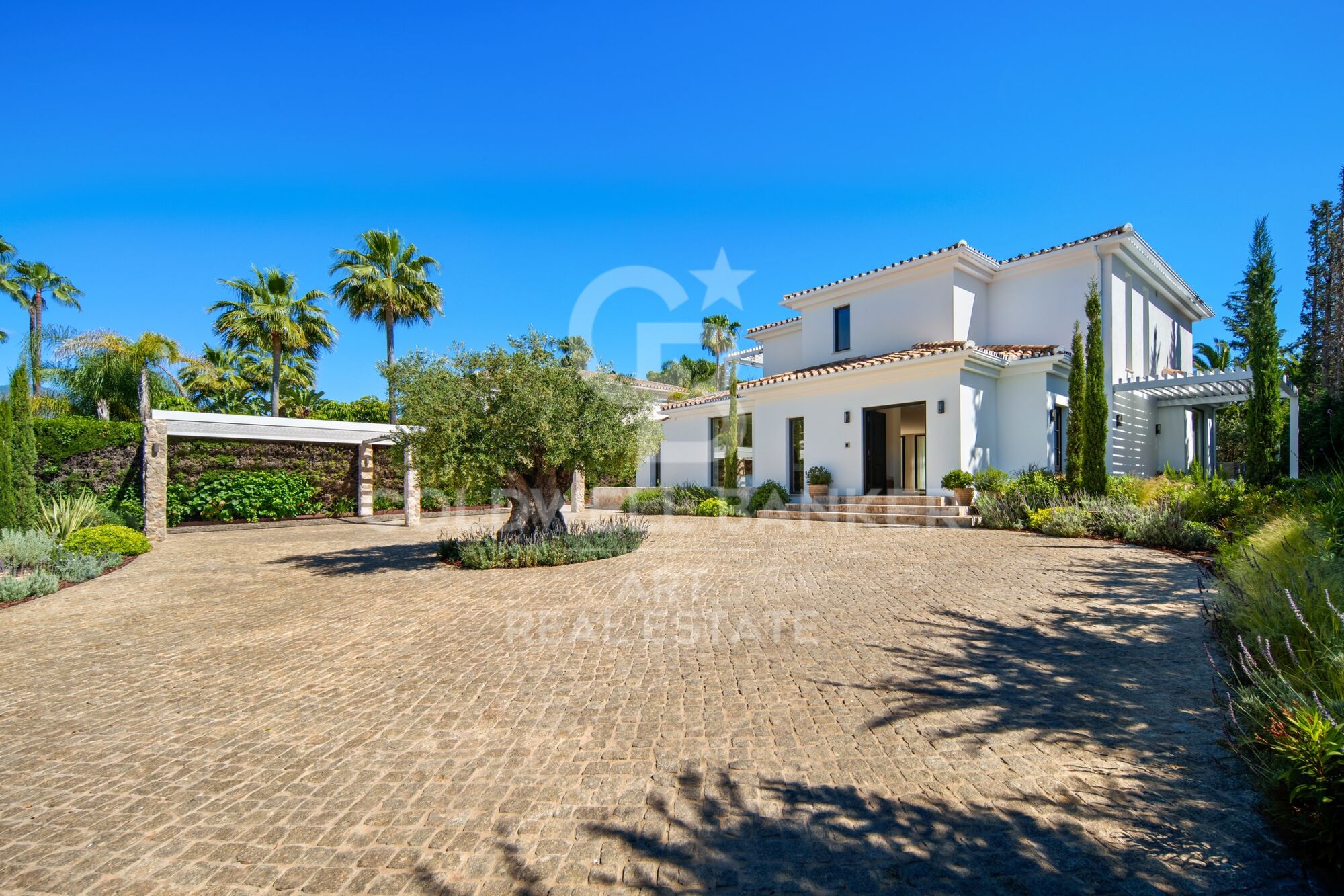 Contemporary frontline golf villa in Nueva Andalucía.