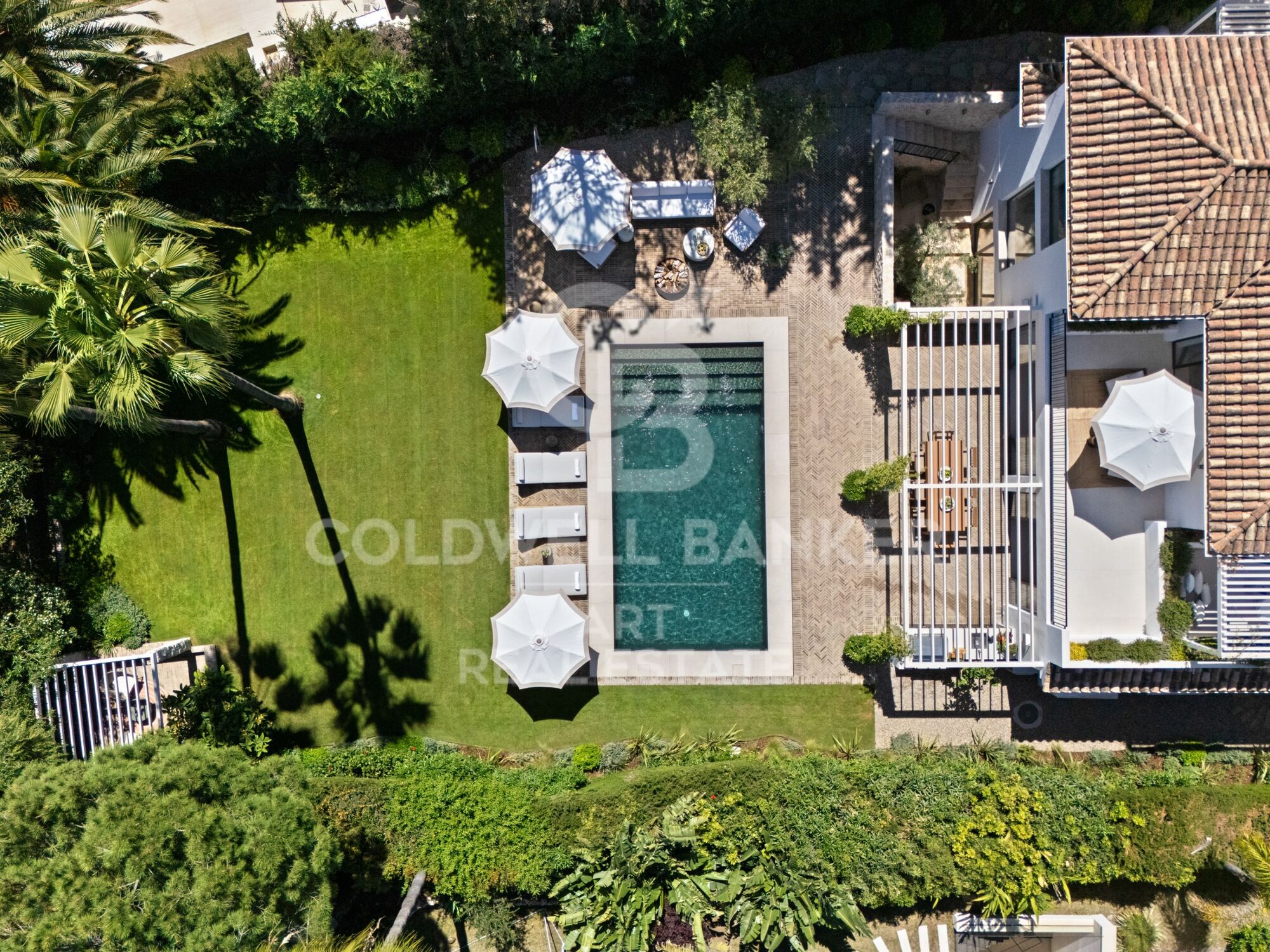 Contemporary frontline golf villa in Nueva Andalucía.