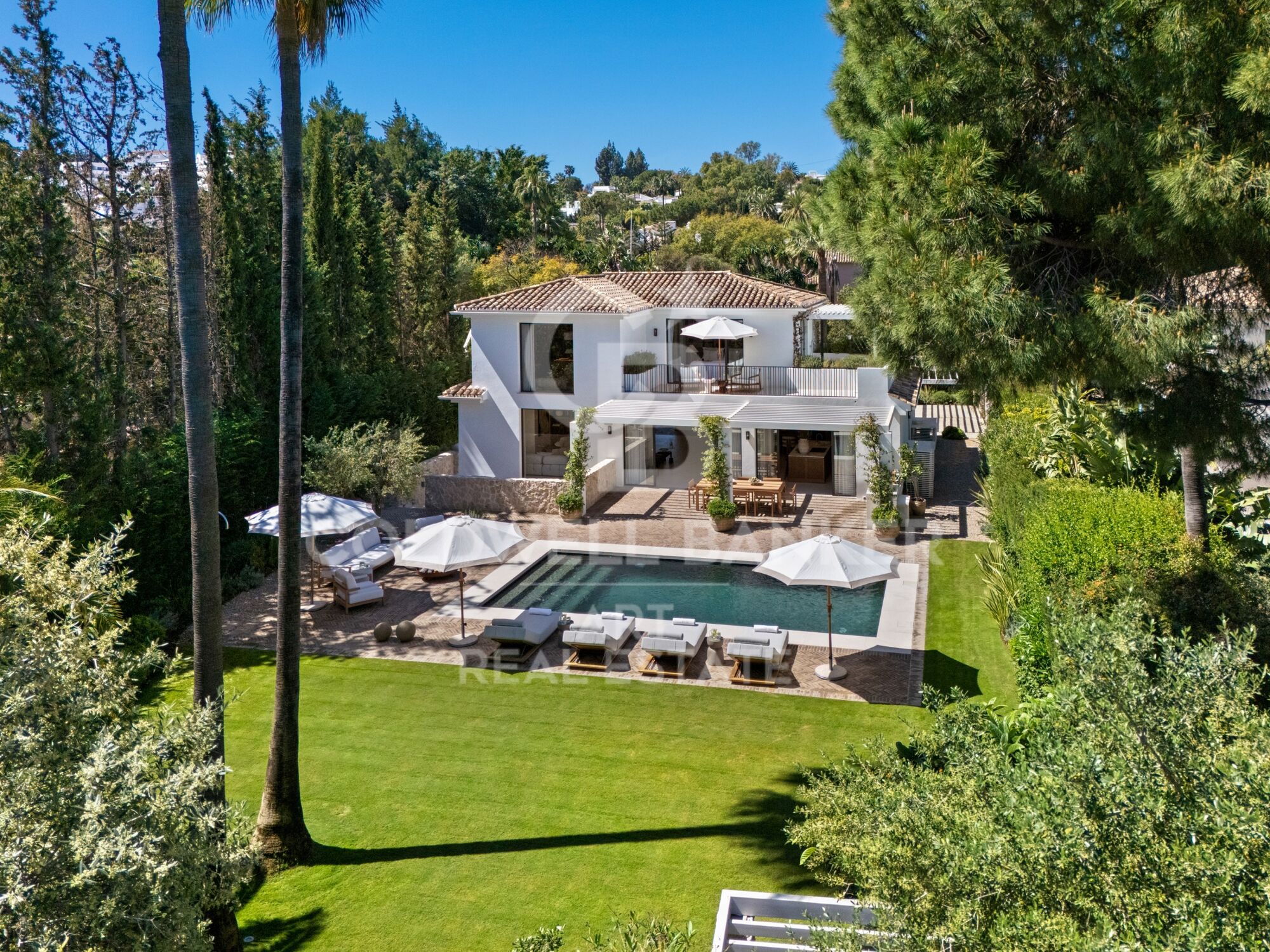 Moderne Villa in erster Golflinie in Nueva Andalucía.