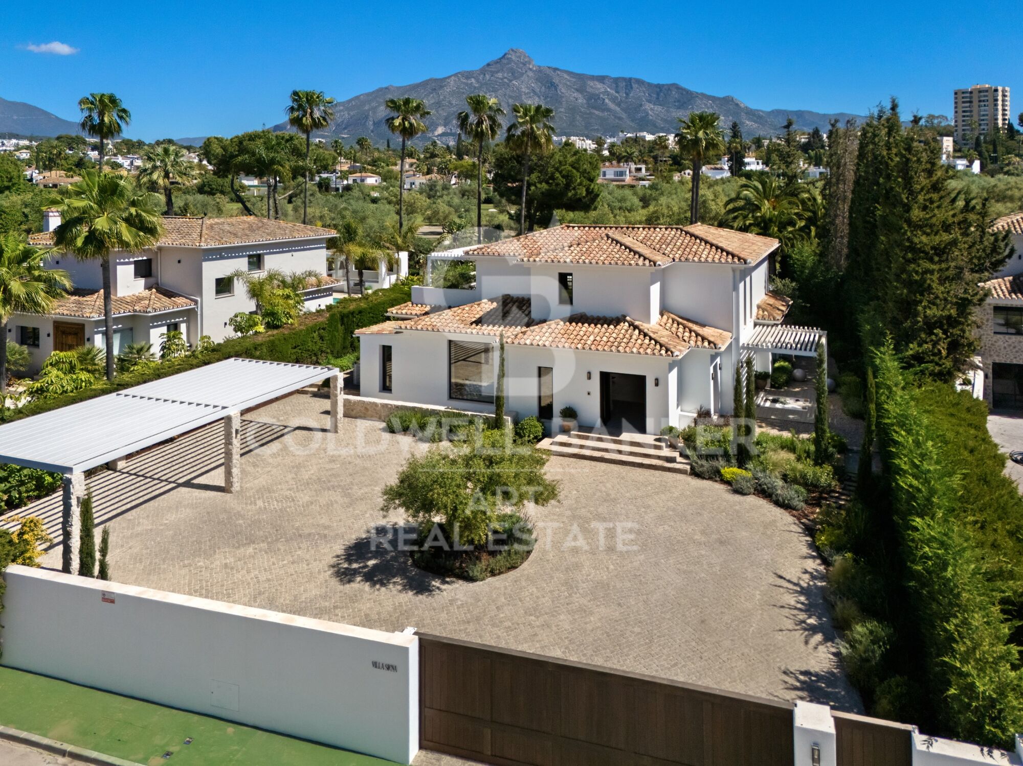 Moderne Villa in erster Golflinie in Nueva Andalucía.