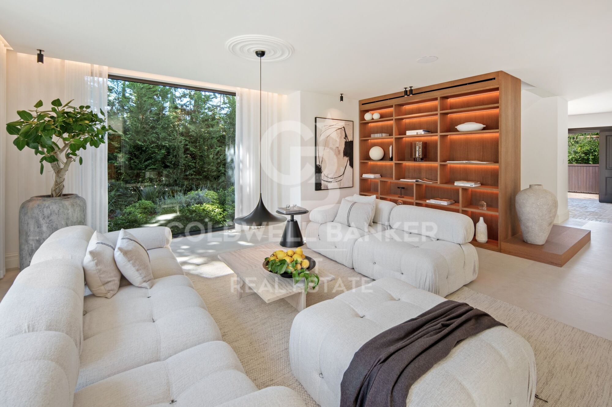 Contemporary frontline golf villa in Nueva Andalucía.