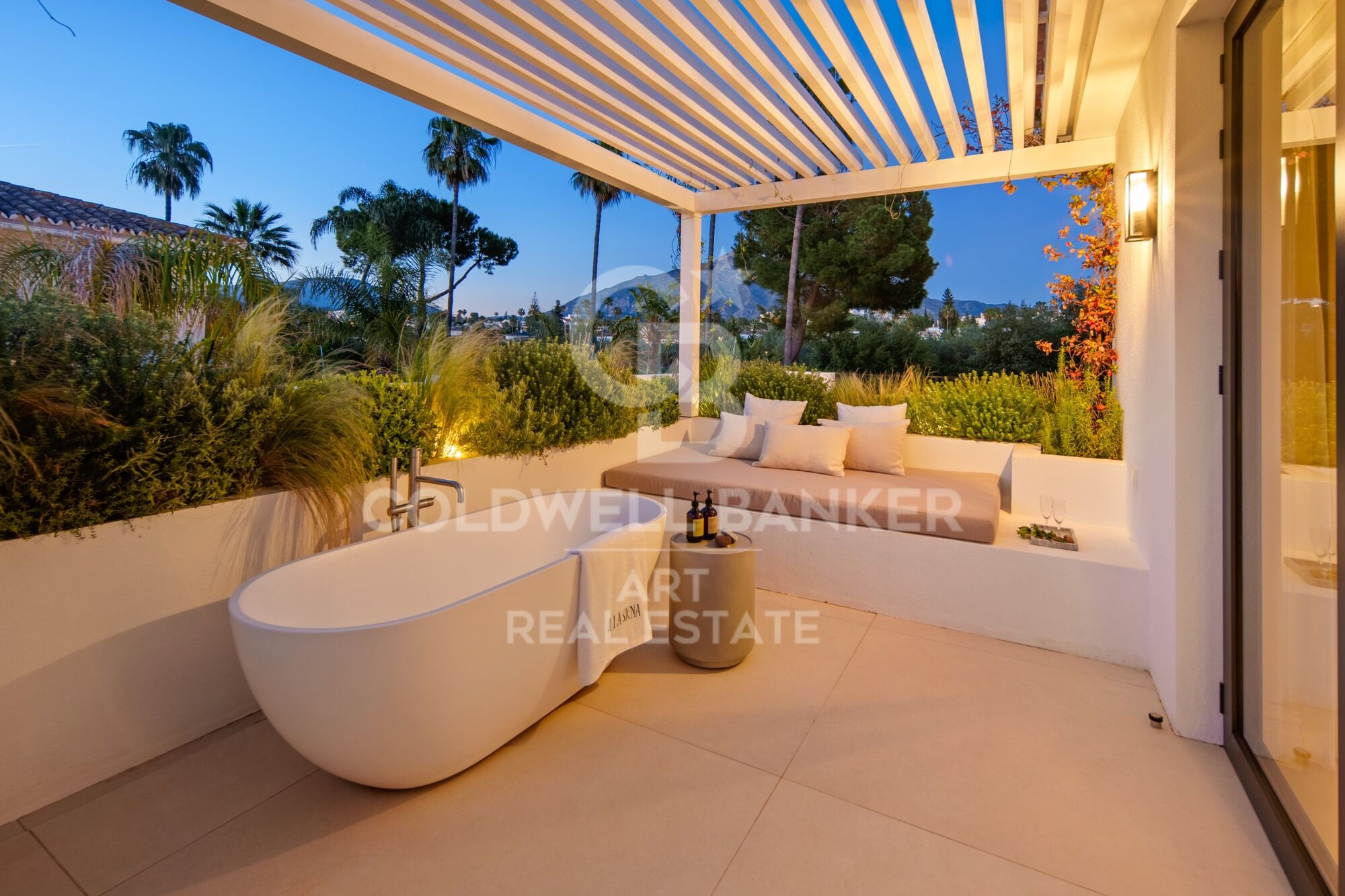 Villa contemporaine en première ligne de golf à Nueva Andalucía.