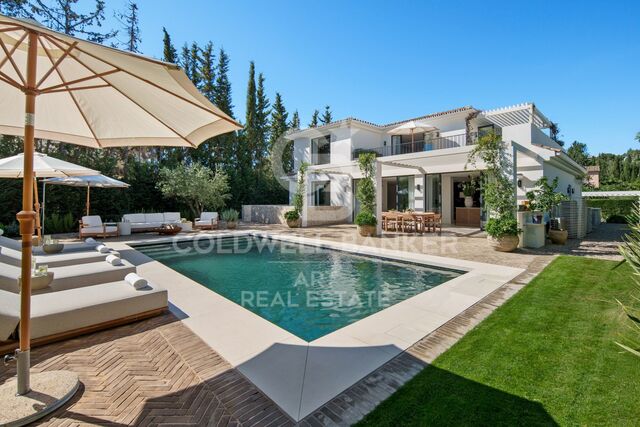 Moderne Villa in erster Golflinie in Nueva Andalucía.