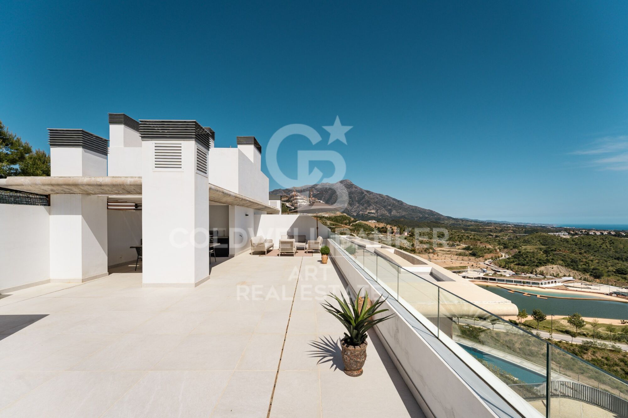 Luxury penthouse with panoramic sea views in La Quinta.
