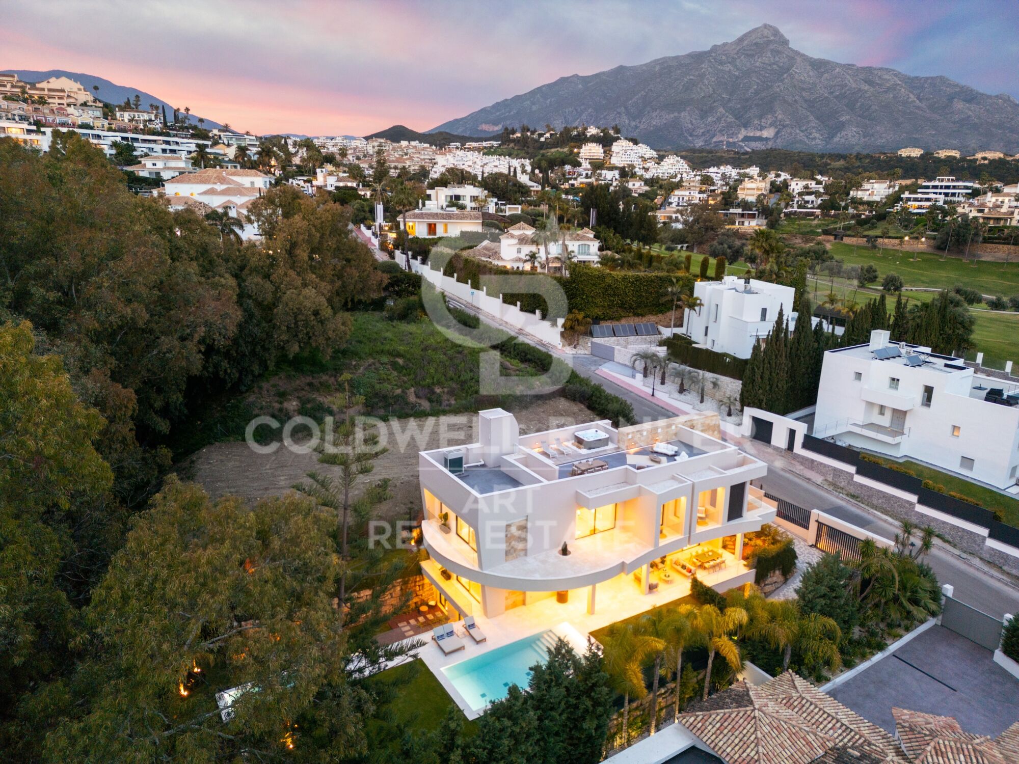 Brand-new contemporary luxury villa in La Cerquilla, Nueva Andalucía.