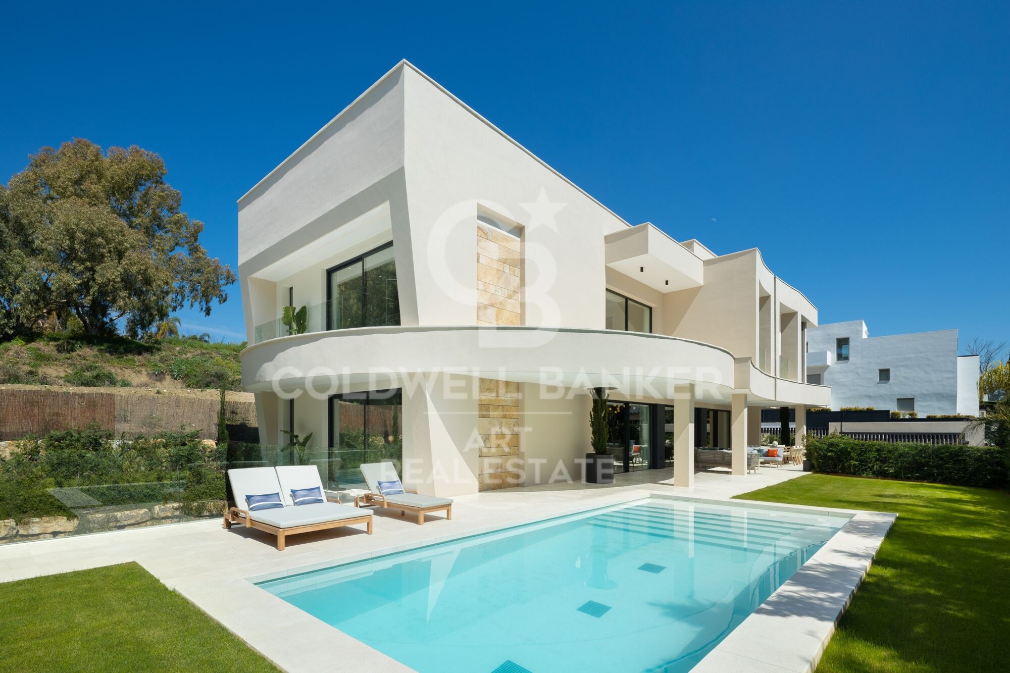 Neue moderne Luxusvilla in La Cerquilla, Nueva Andalucía.