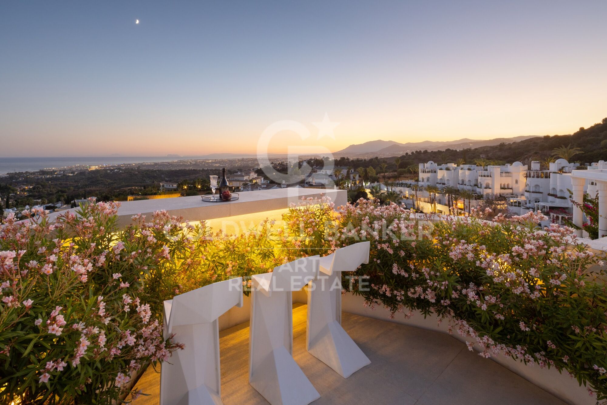 Exclusive duplex penthouse with panoramic views in Marbella Hill Club.