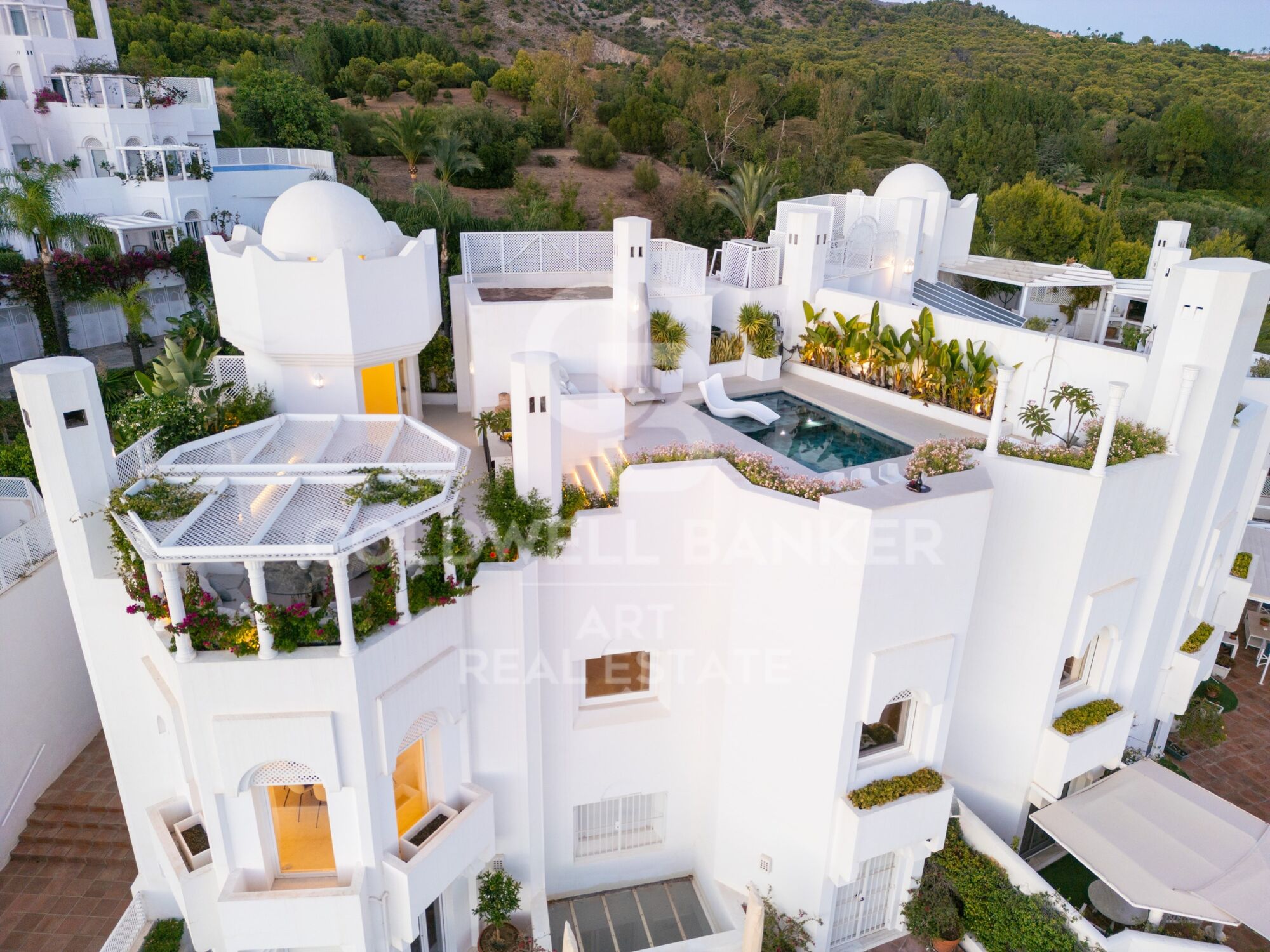 Exclusivo ático dúplex con vistas panorámicas en Marbella Hill Club