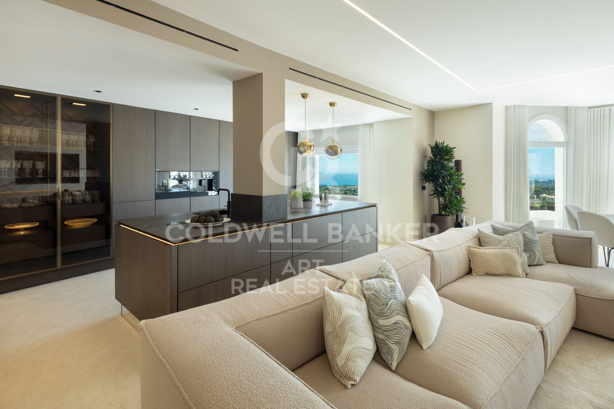 Exclusive duplex penthouse with panoramic views in Marbella Hill Club.