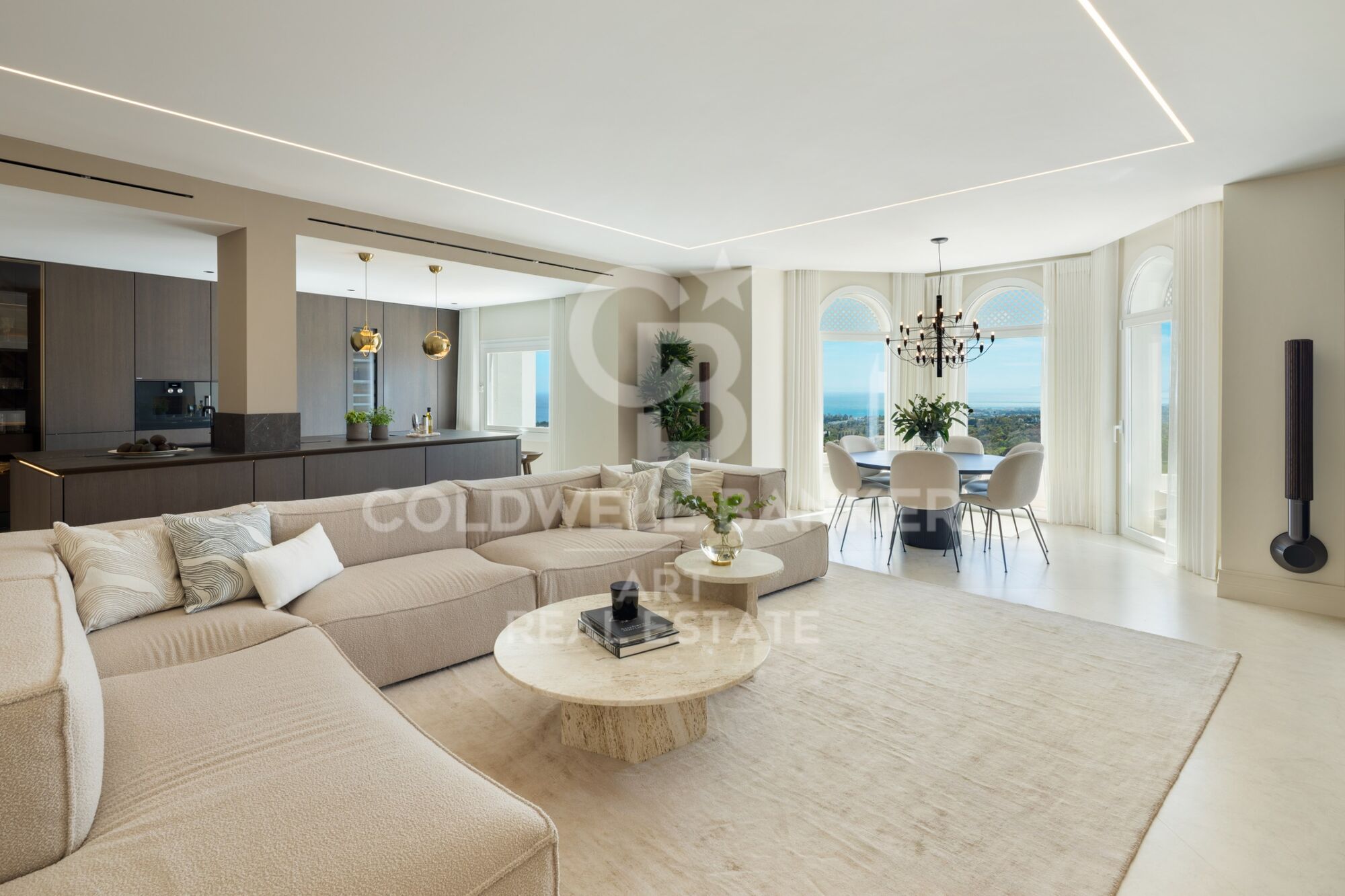 Exclusive duplex penthouse with panoramic views in Marbella Hill Club.