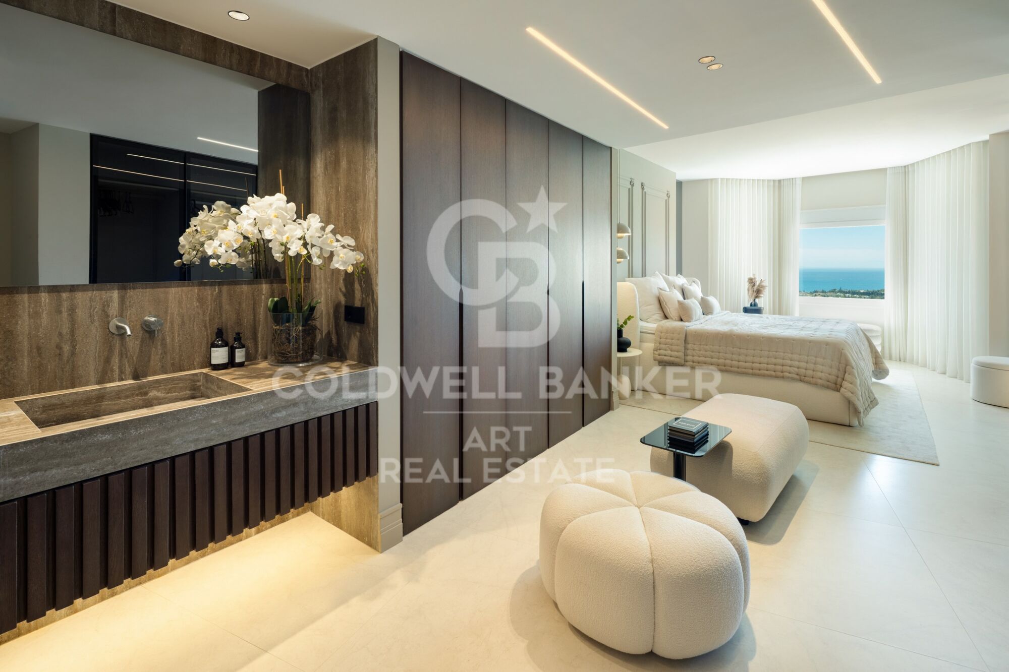 Exclusive duplex penthouse with panoramic views in Marbella Hill Club.