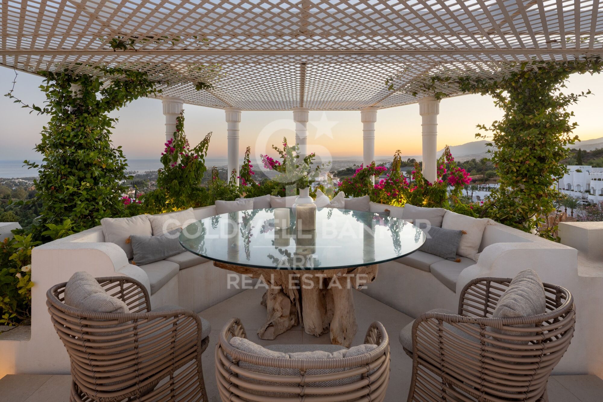 Exclusive duplex penthouse with panoramic views in Marbella Hill Club.