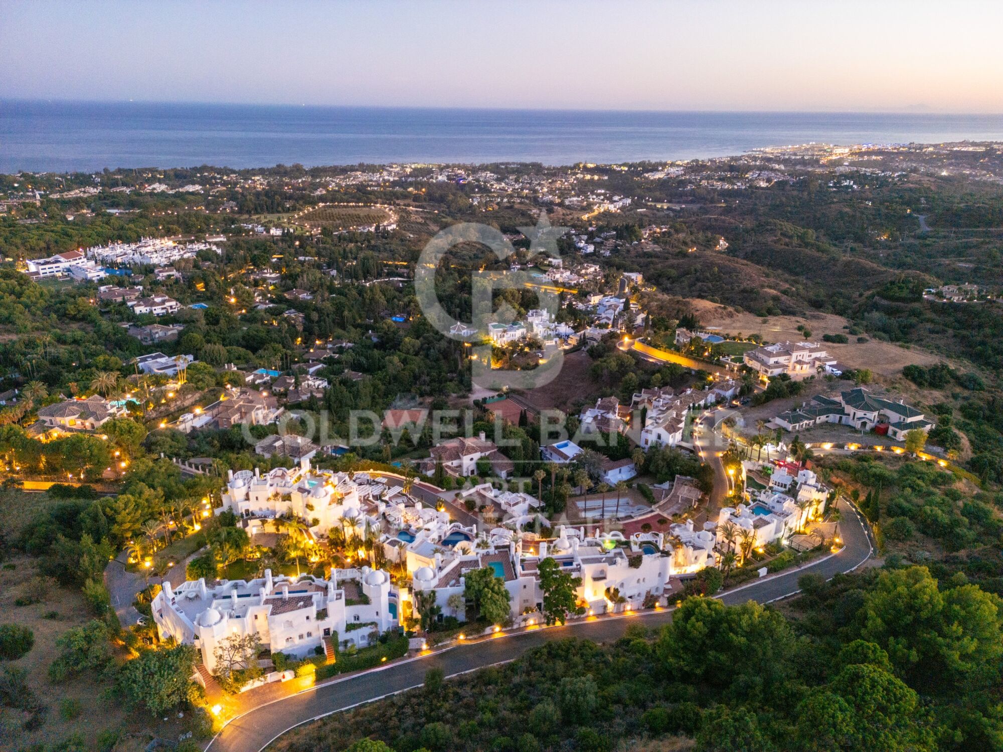 Exklusives Duplex-Penthouse mit Panoramablick im Marbella Hill Club.