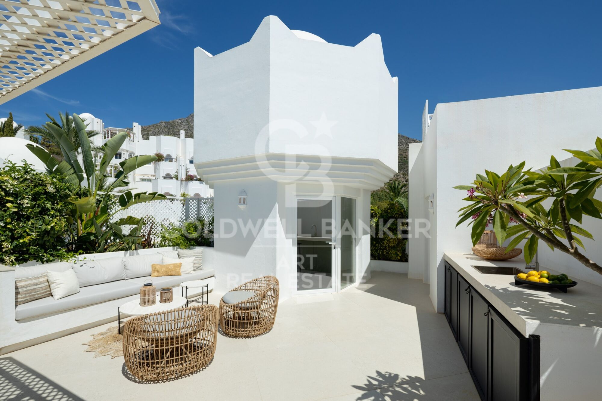 Exclusivo ático dúplex con vistas panorámicas en Marbella Hill Club