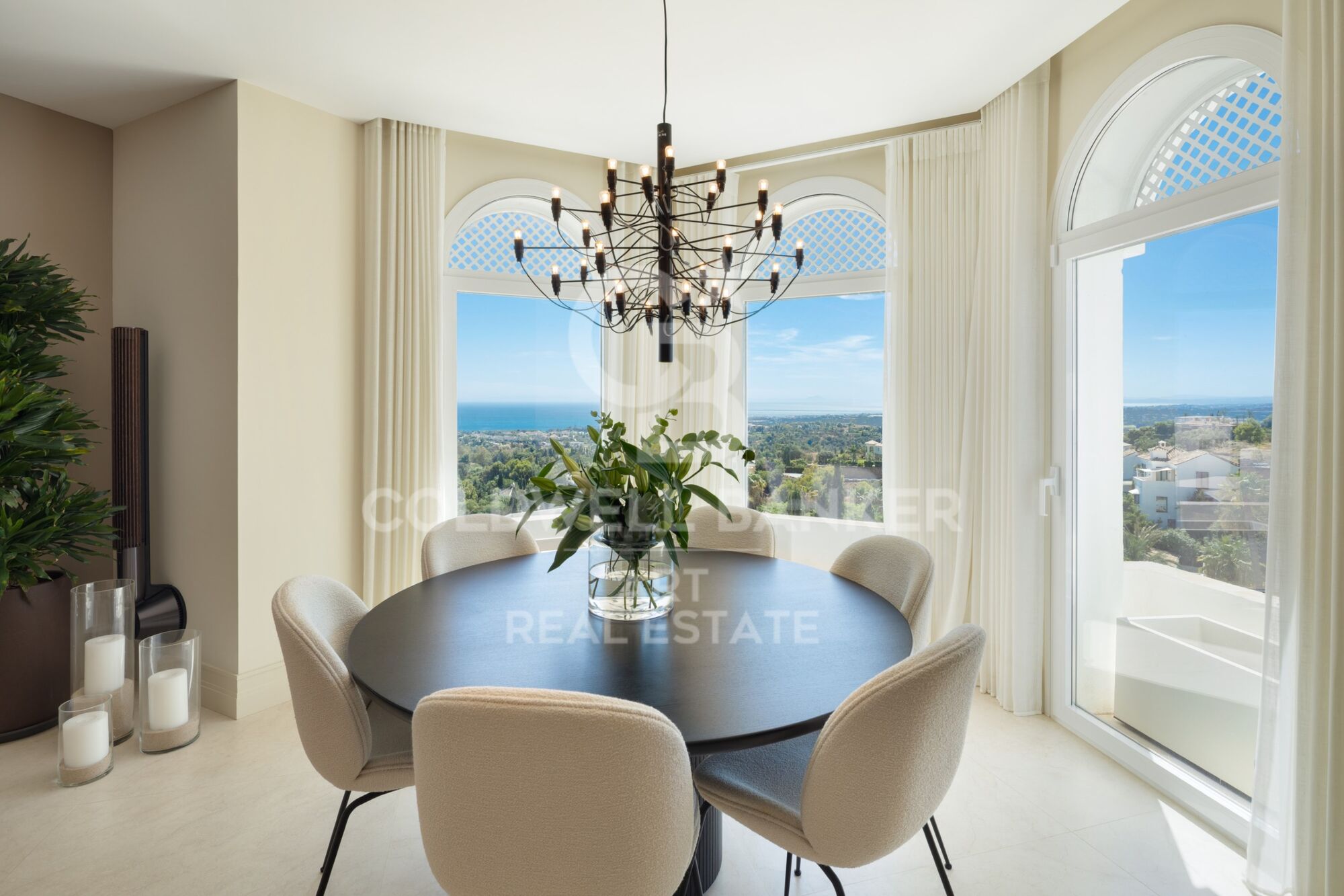 Exclusivo ático dúplex con vistas panorámicas en Marbella Hill Club