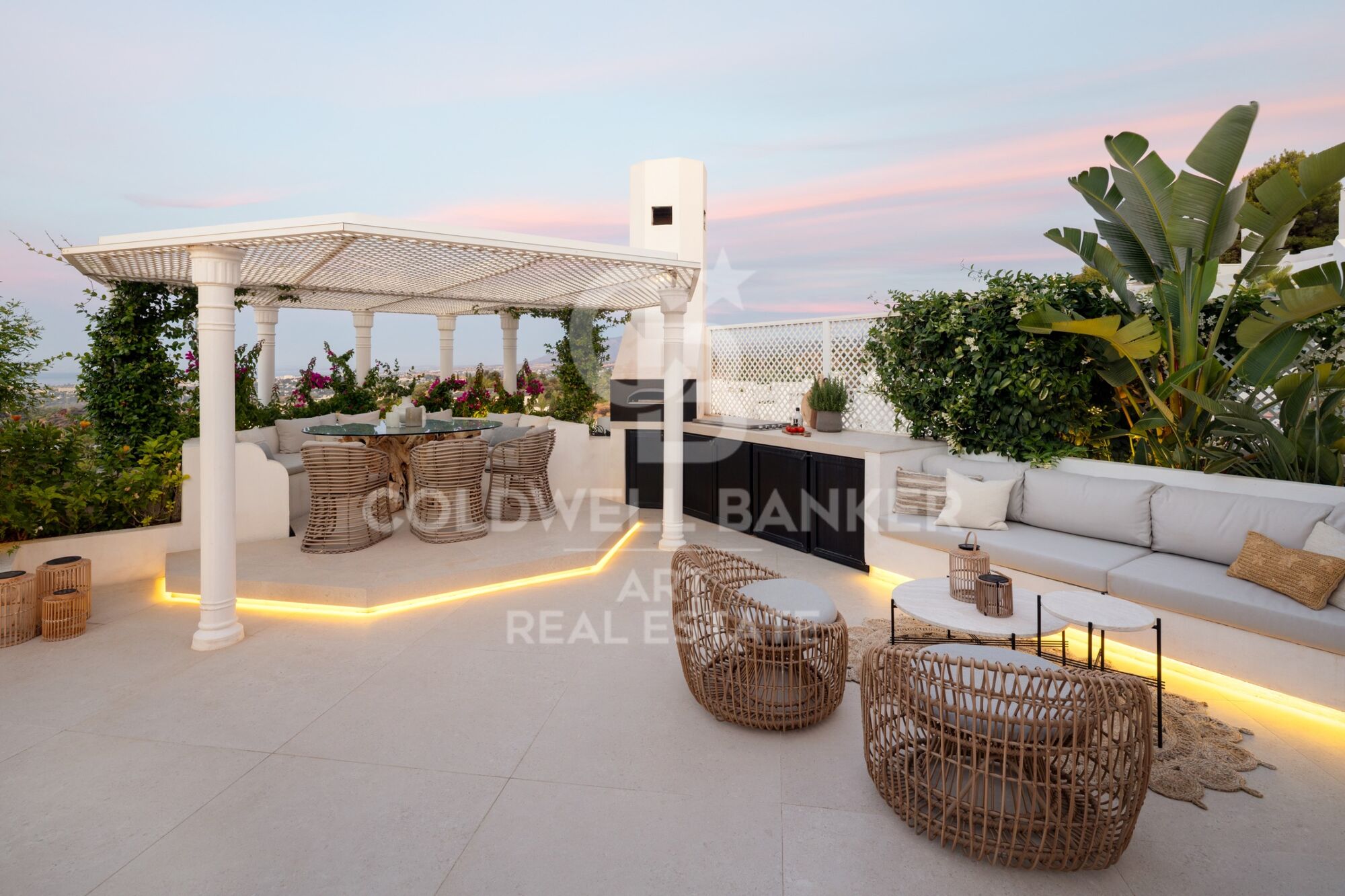 Exclusivo ático dúplex con vistas panorámicas en Marbella Hill Club
