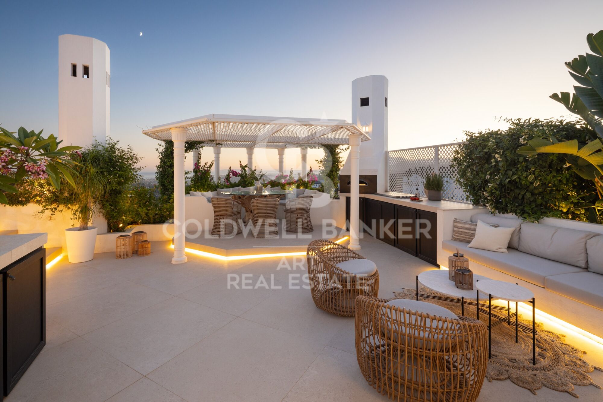 Exclusivo ático dúplex con vistas panorámicas en Marbella Hill Club