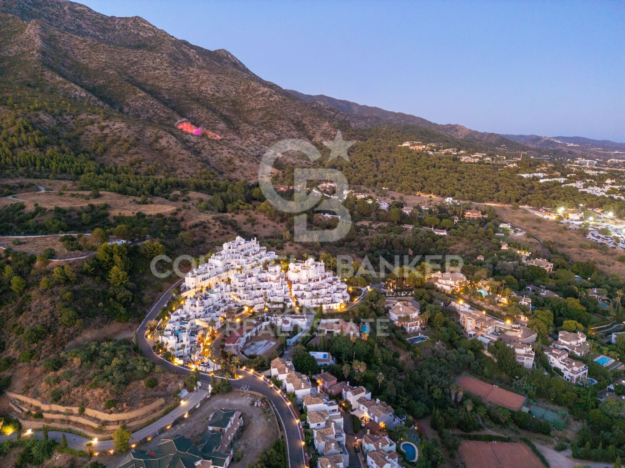 Exclusivo ático dúplex con vistas panorámicas en Marbella Hill Club