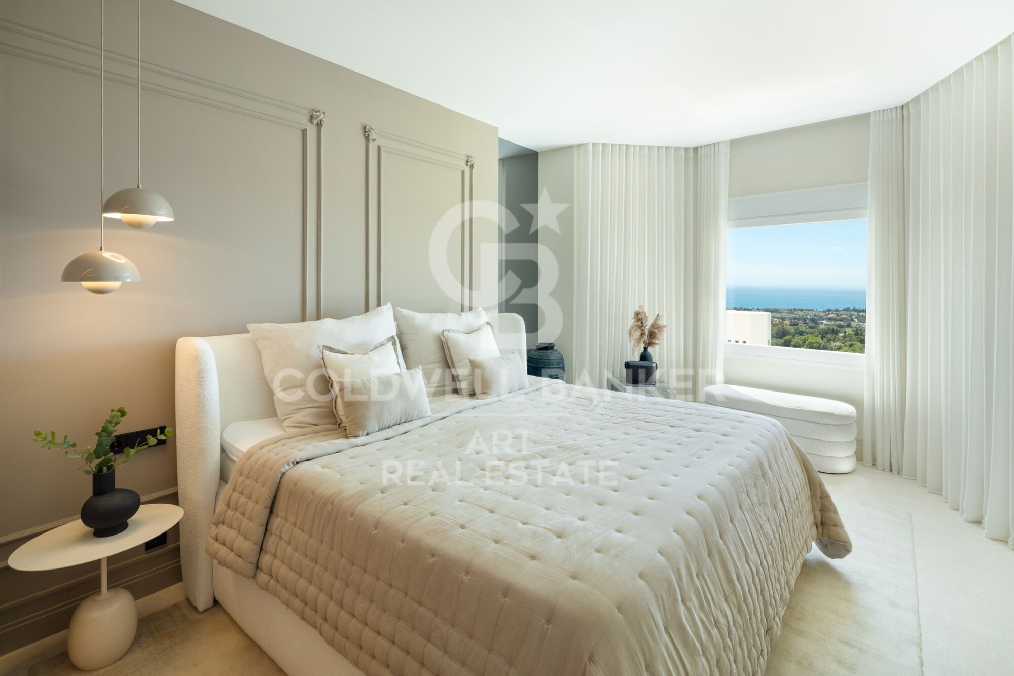 Penthouse en duplex exclusif avec vues panoramiques à Marbella Hill Club.