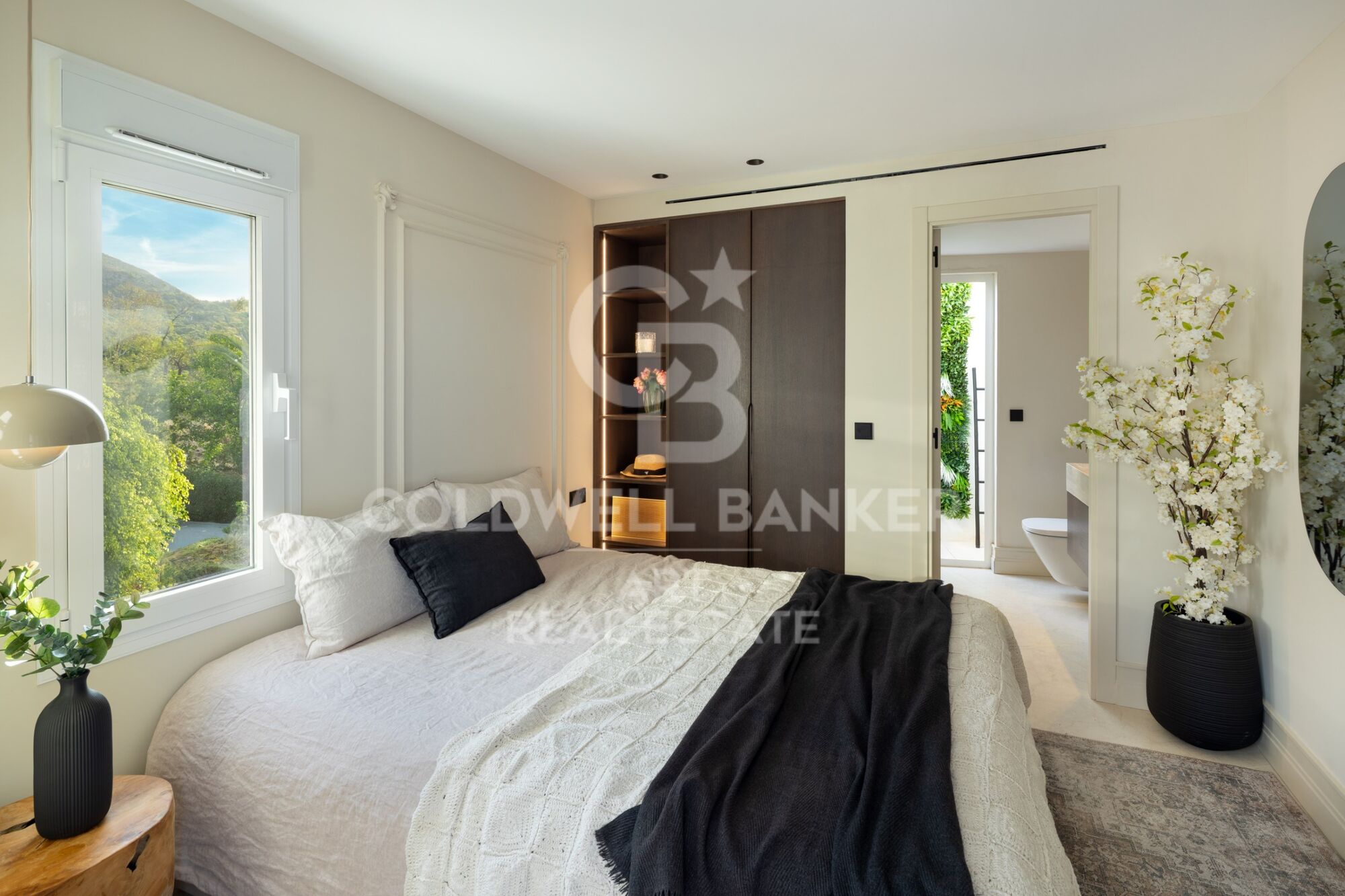 Penthouse en duplex exclusif avec vues panoramiques à Marbella Hill Club.