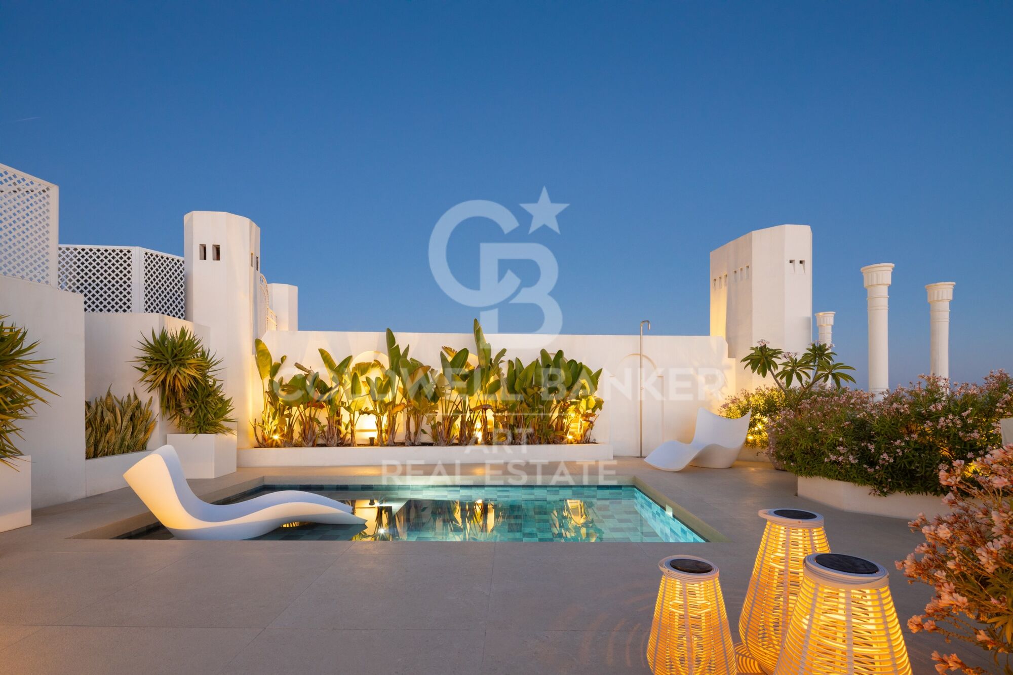 Penthouse en duplex exclusif avec vues panoramiques à Marbella Hill Club.