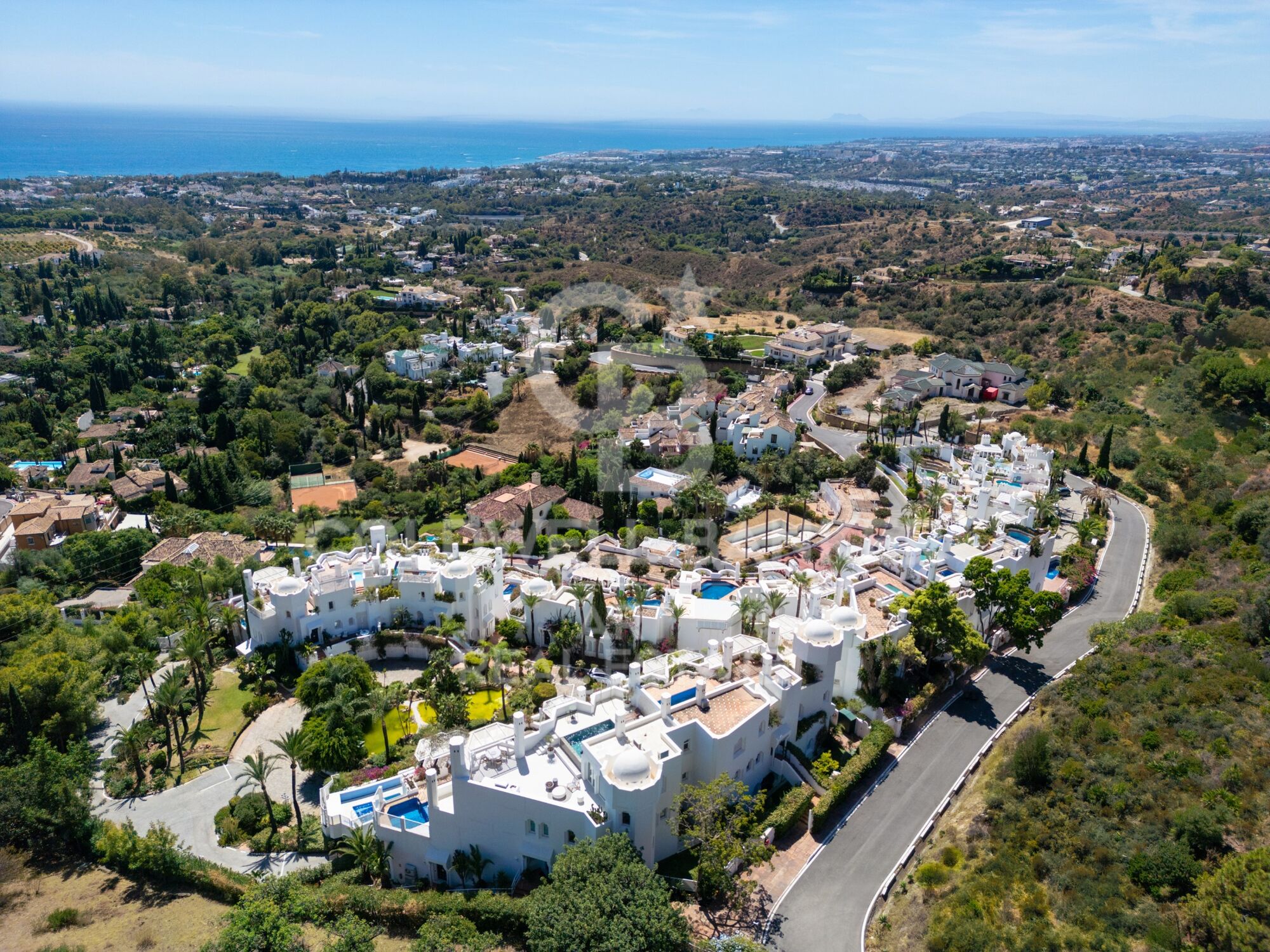 Penthouse en duplex exclusif avec vues panoramiques à Marbella Hill Club.
