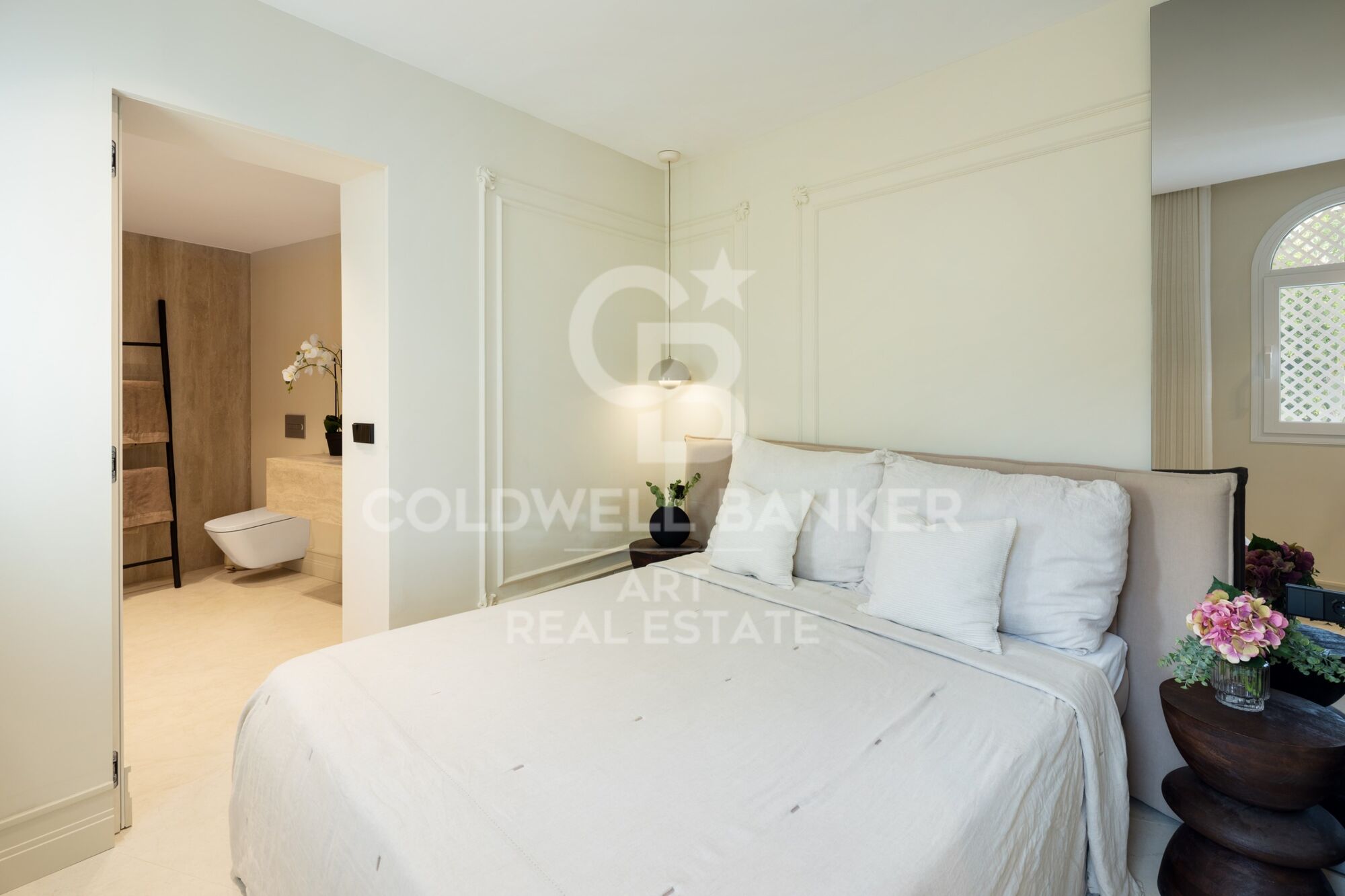 Penthouse en duplex exclusif avec vues panoramiques à Marbella Hill Club.