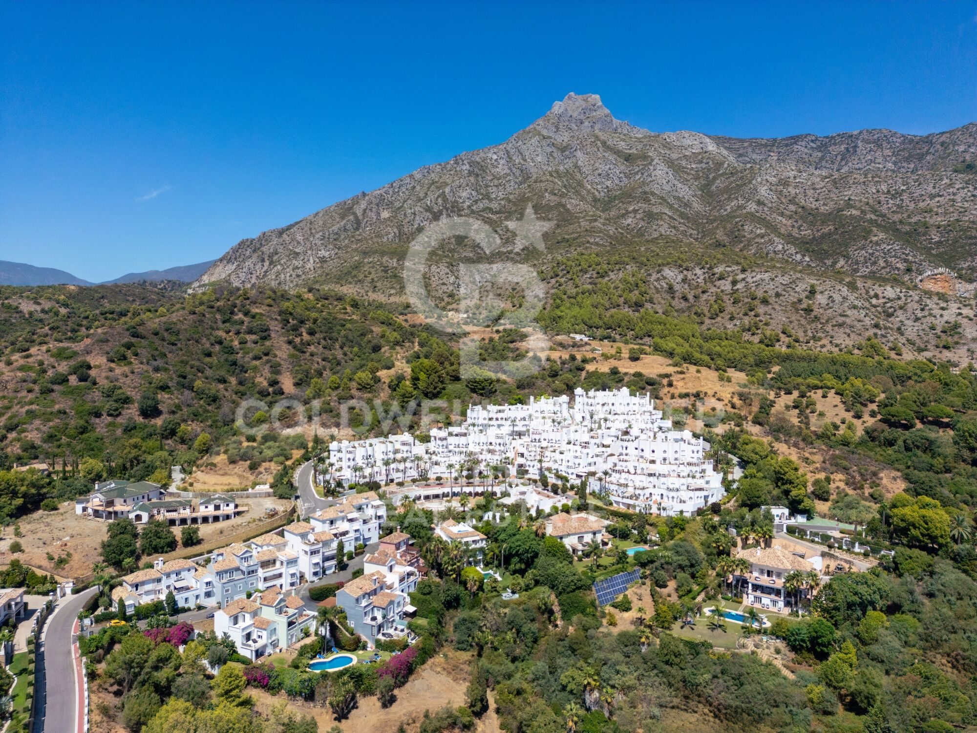Penthouse en duplex exclusif avec vues panoramiques à Marbella Hill Club.