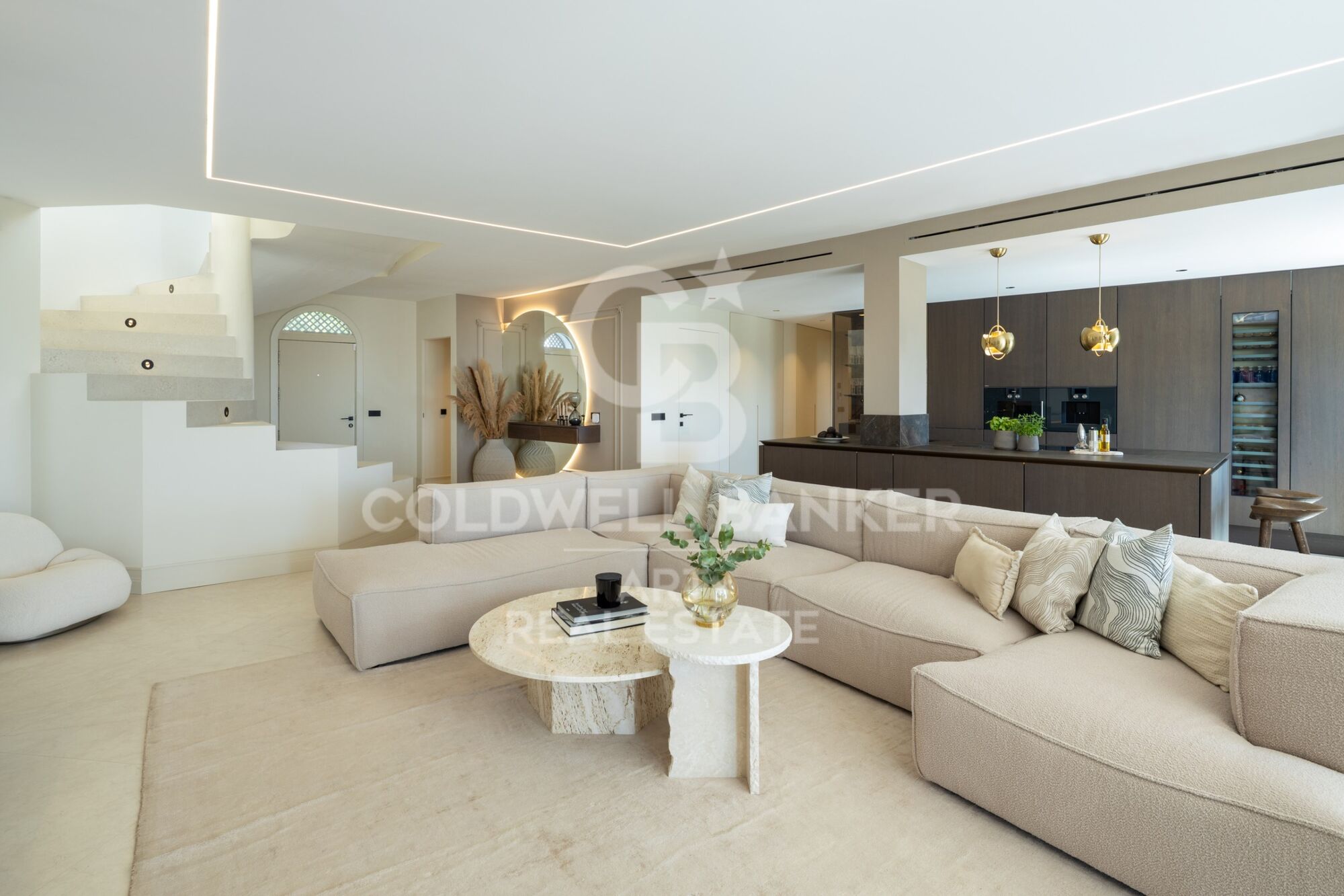 Exclusivo ático dúplex con vistas panorámicas en Marbella Hill Club