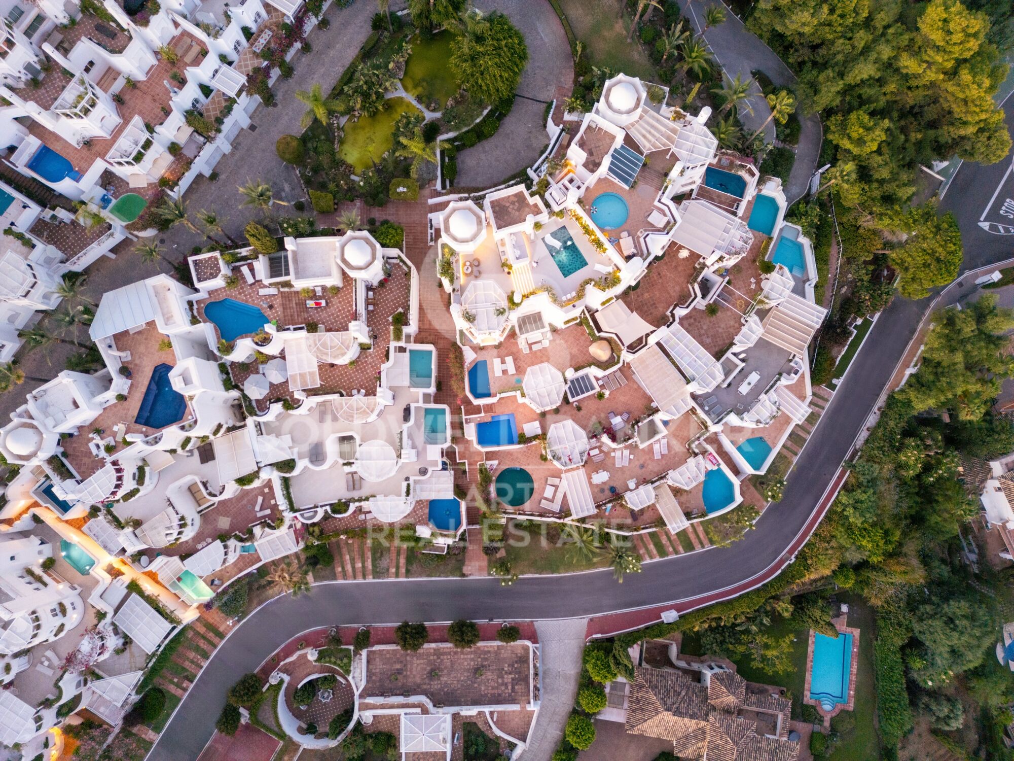 Exclusive duplex penthouse with panoramic views in Marbella Hill Club.