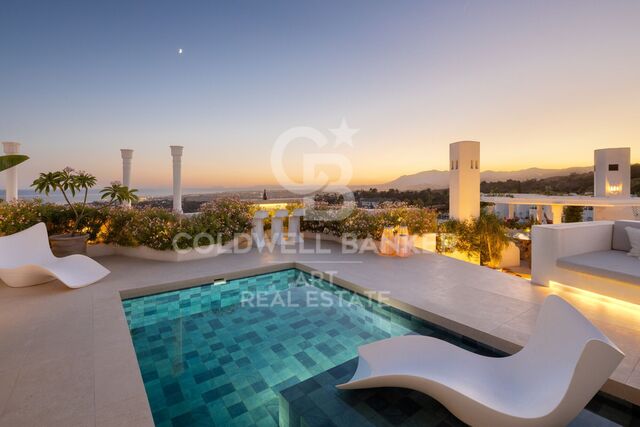 Penthouse en duplex exclusif avec vues panoramiques à Marbella Hill Club.