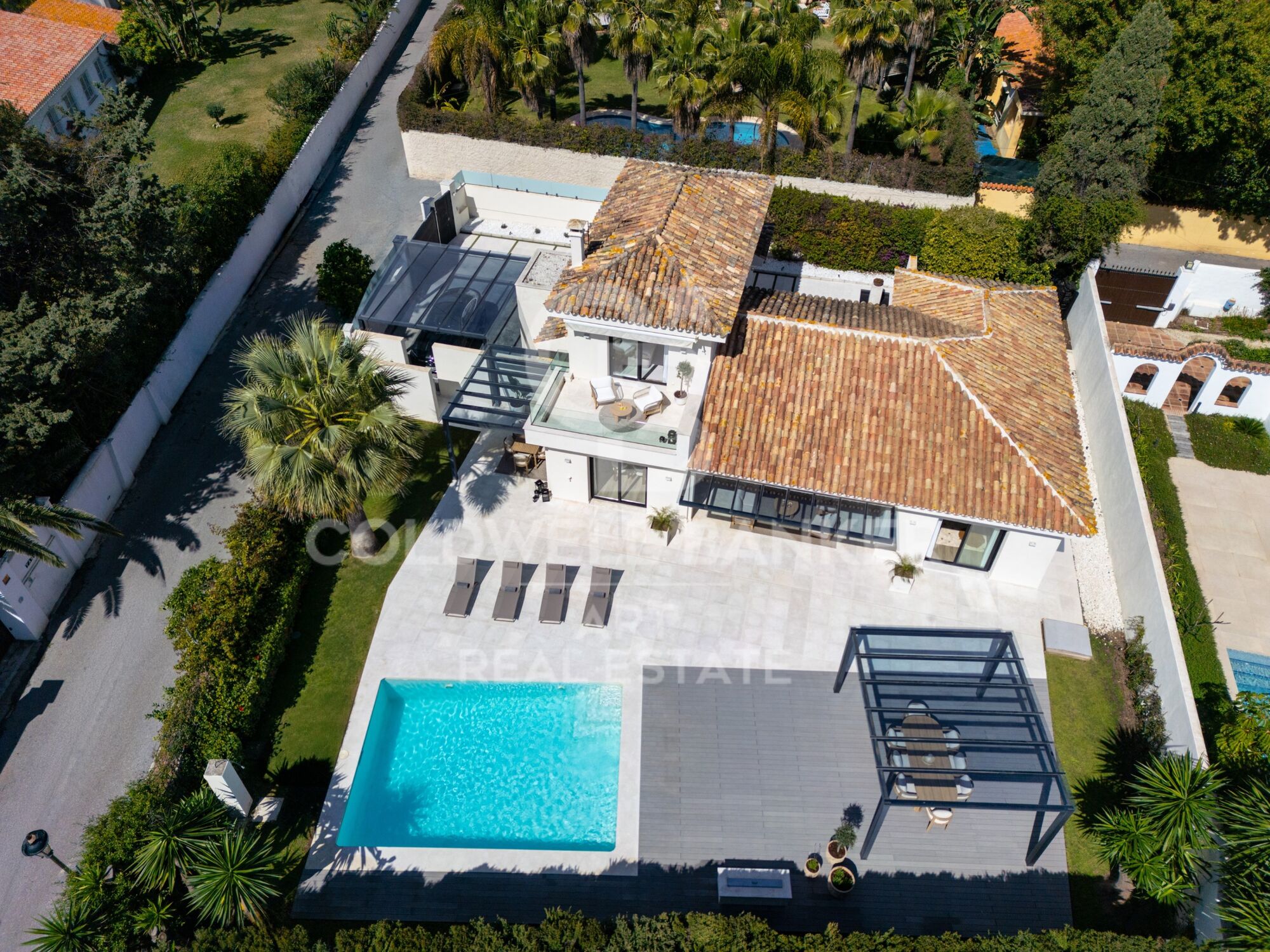 Zeitgenössische mediterrane Villa in Strandnähe in Marbella.