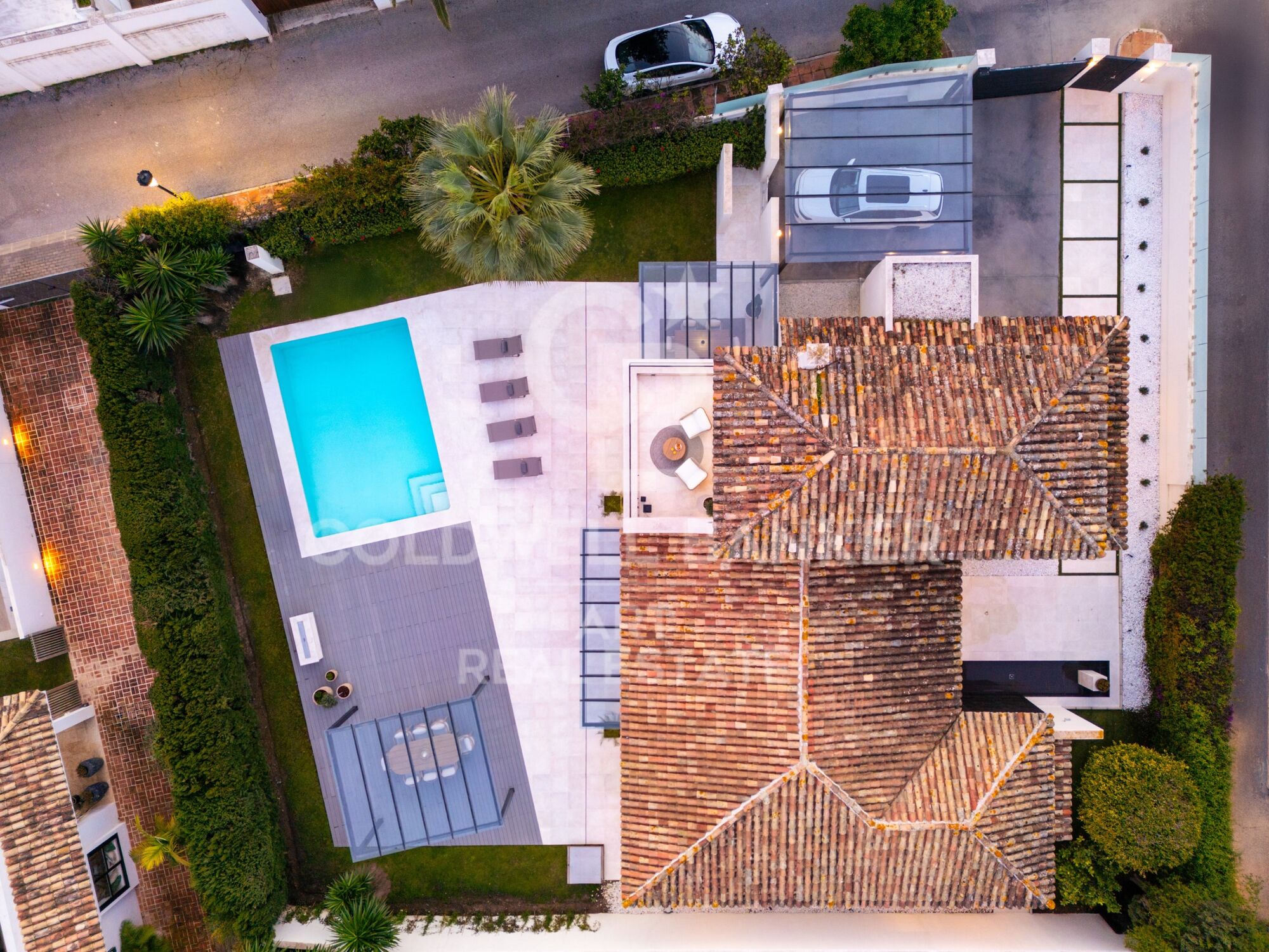 Zeitgenössische mediterrane Villa in Strandnähe in Marbella.