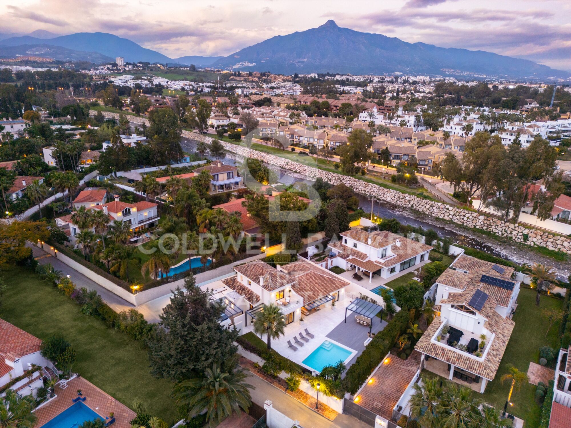 Villa méditerranéenne contemporaine en bord de mer à Marbella.
