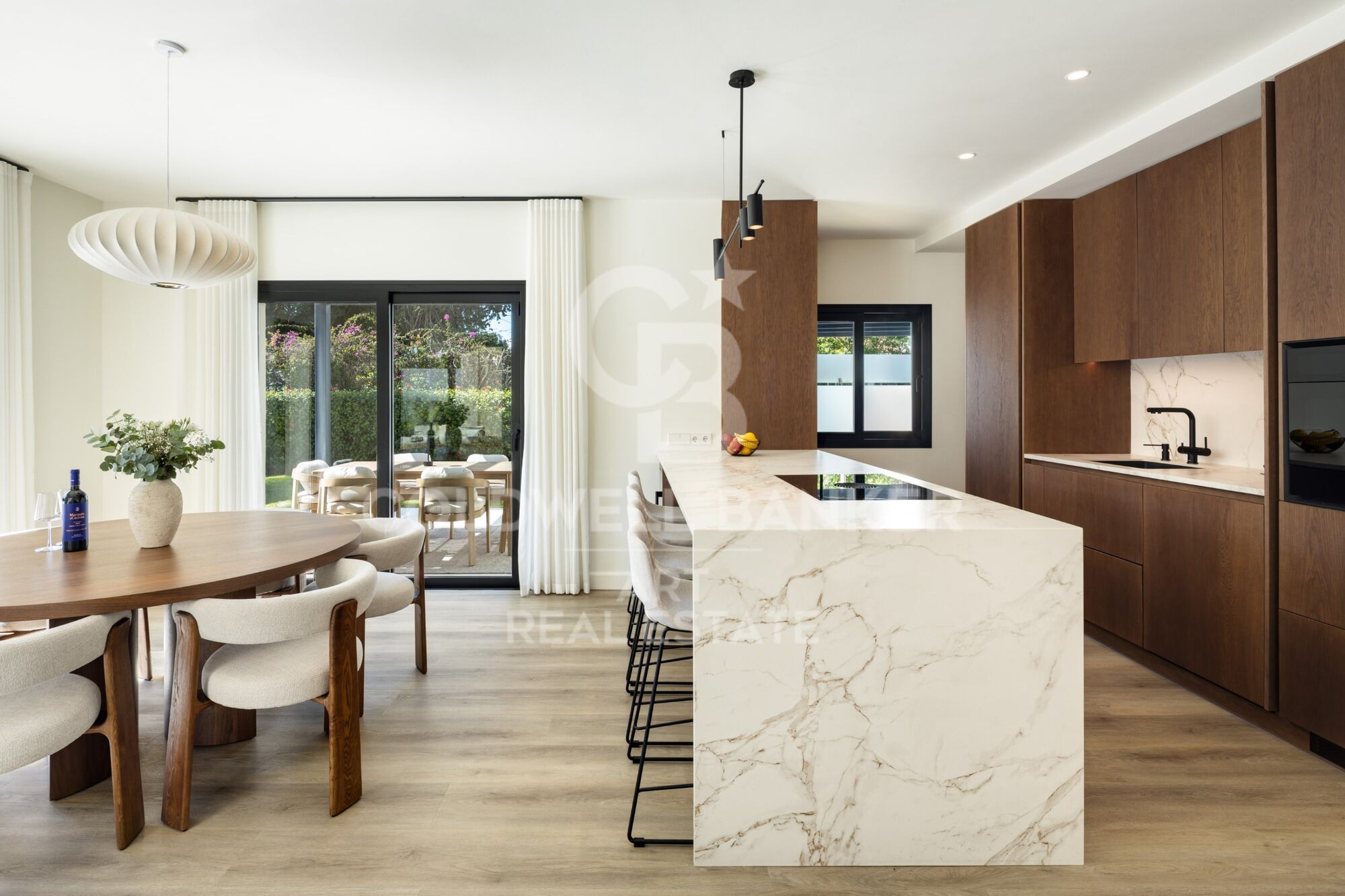 Villa méditerranéenne contemporaine en bord de mer à Marbella.