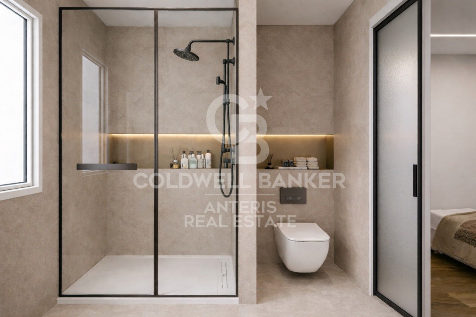 Upper-floor apartment for sale on Balmes Street