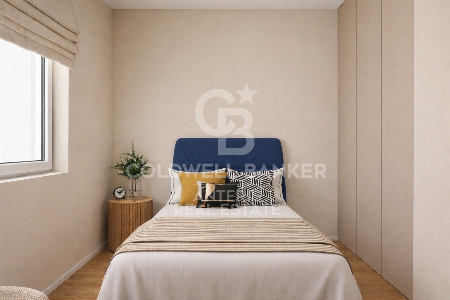 Upper-floor apartment for sale on Balmes Street