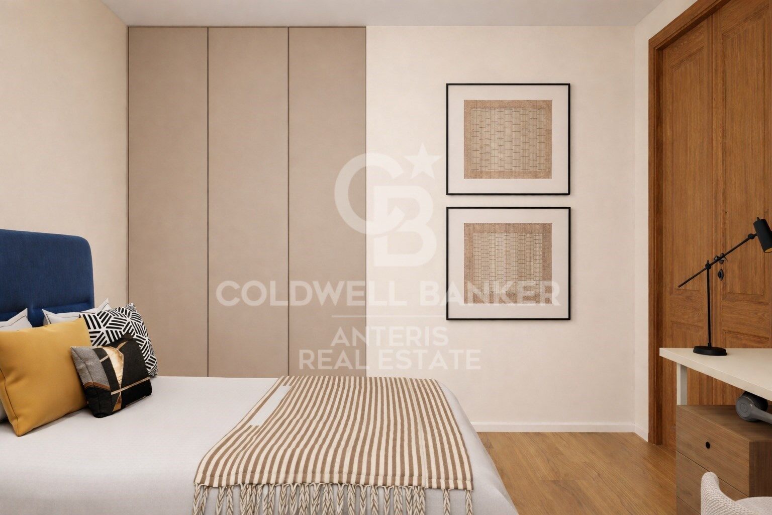 Upper-floor apartment for sale on Balmes Street