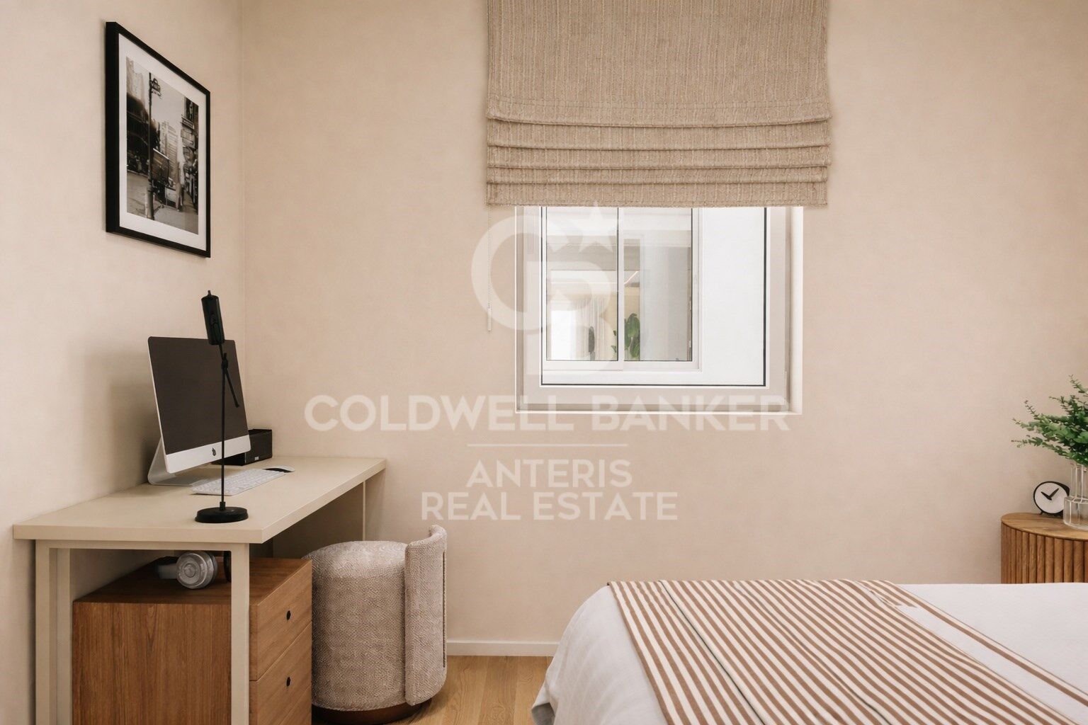 Upper-floor apartment for sale on Balmes Street