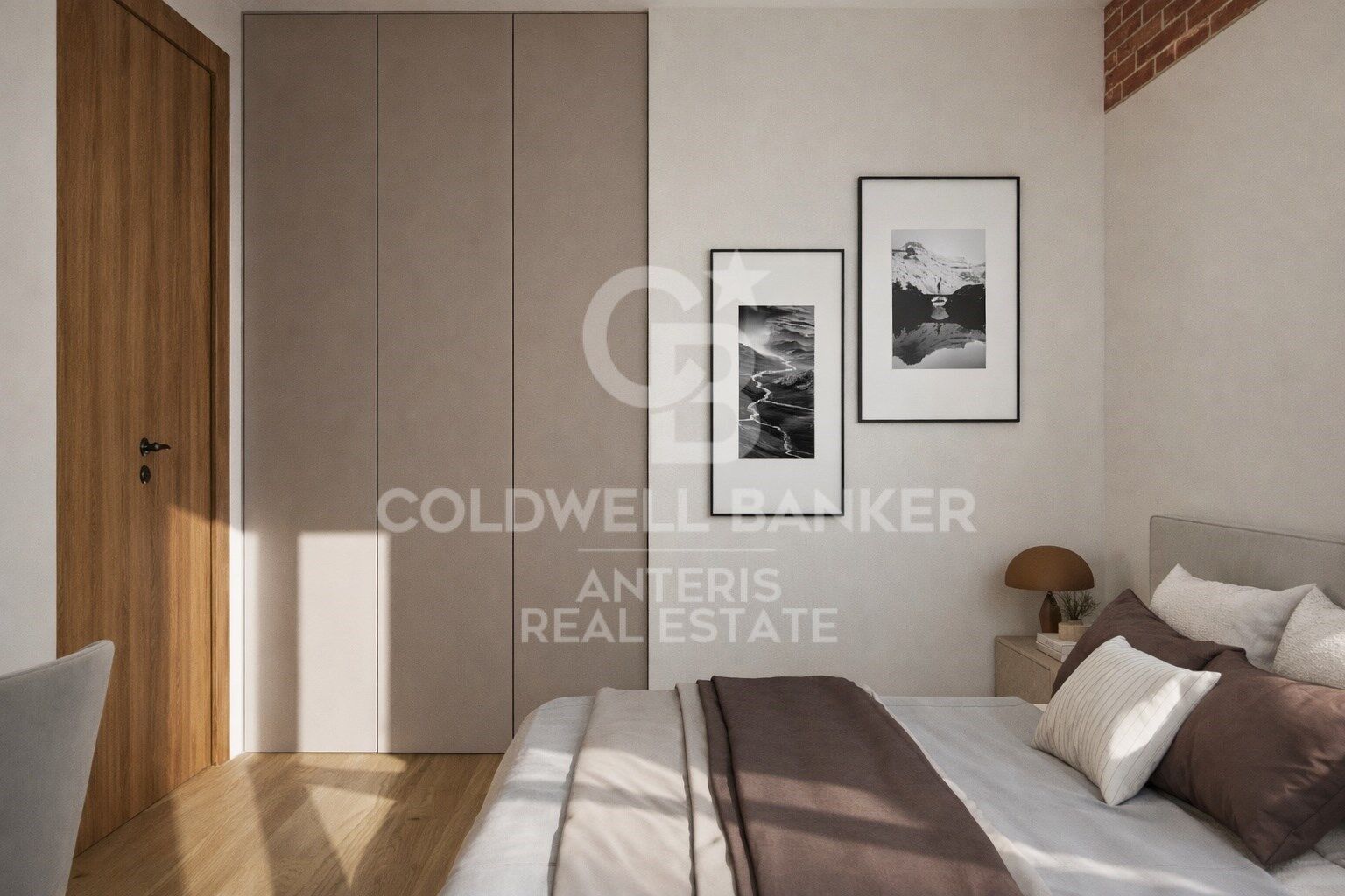 Upper-floor apartment for sale on Balmes Street