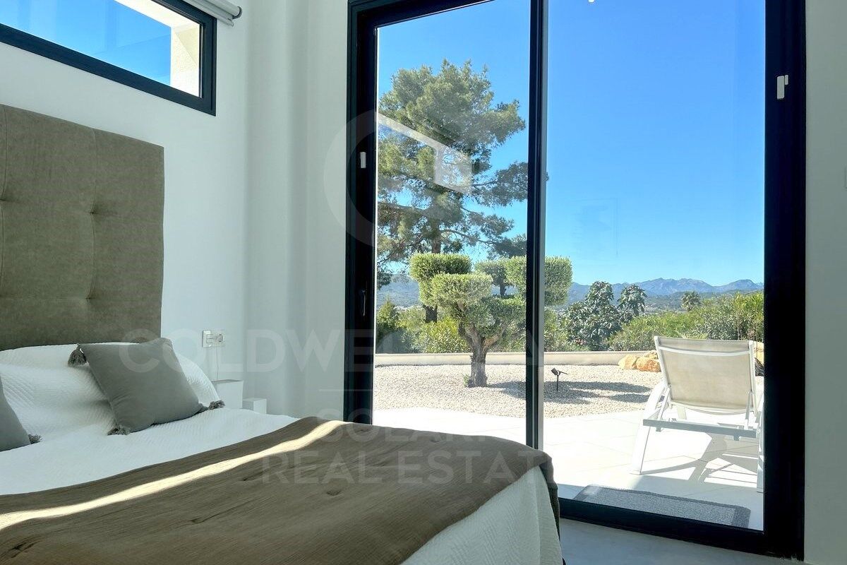 Exclusiva Villa de Diseño en el Montgó, Jávea | Vistas al Valle, Piscina Climatizada y Máxima Privacidad