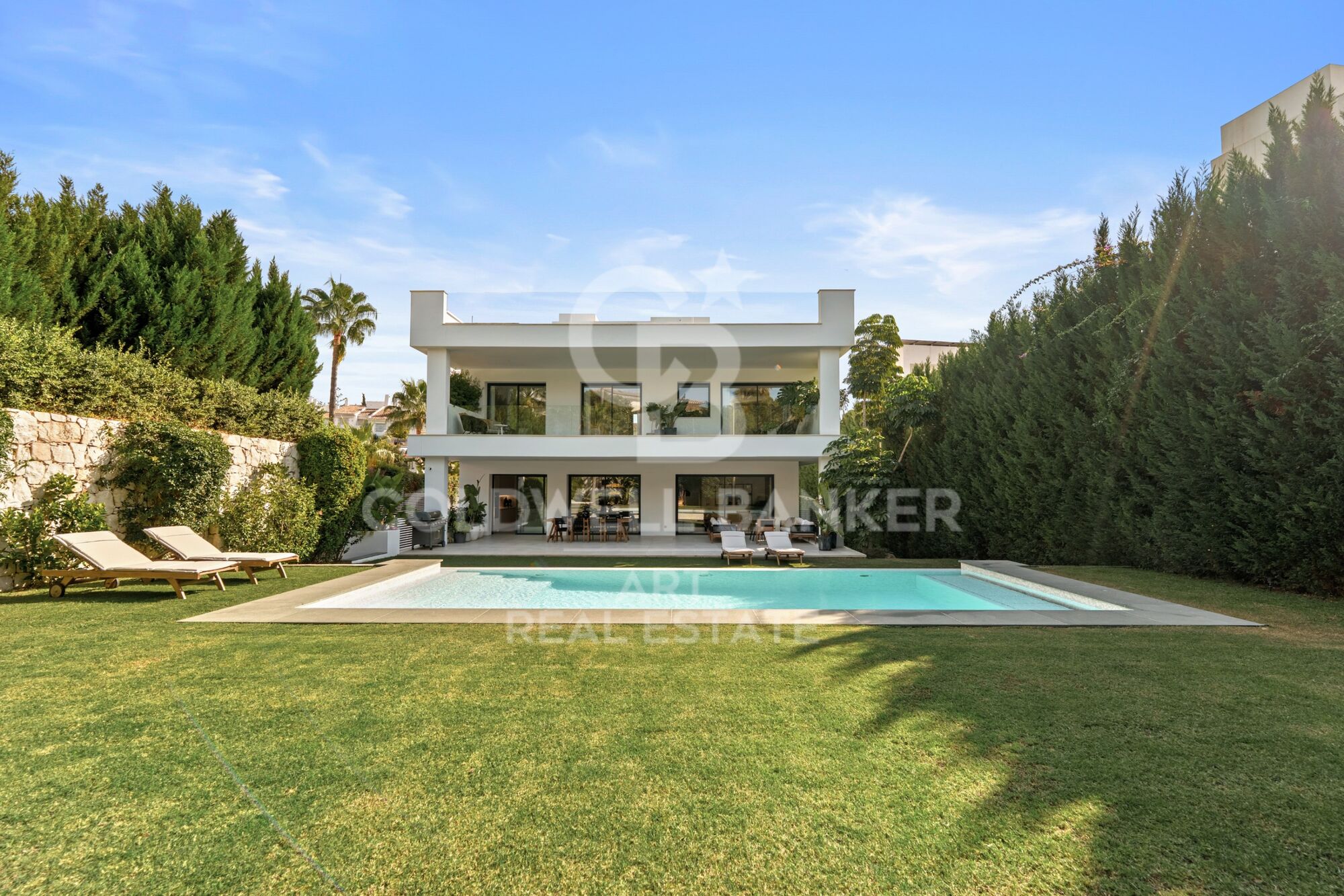 Villa contemporánea de lujo con piscina privada y vistas panorámicas en Nueva Andalucía, Marbella